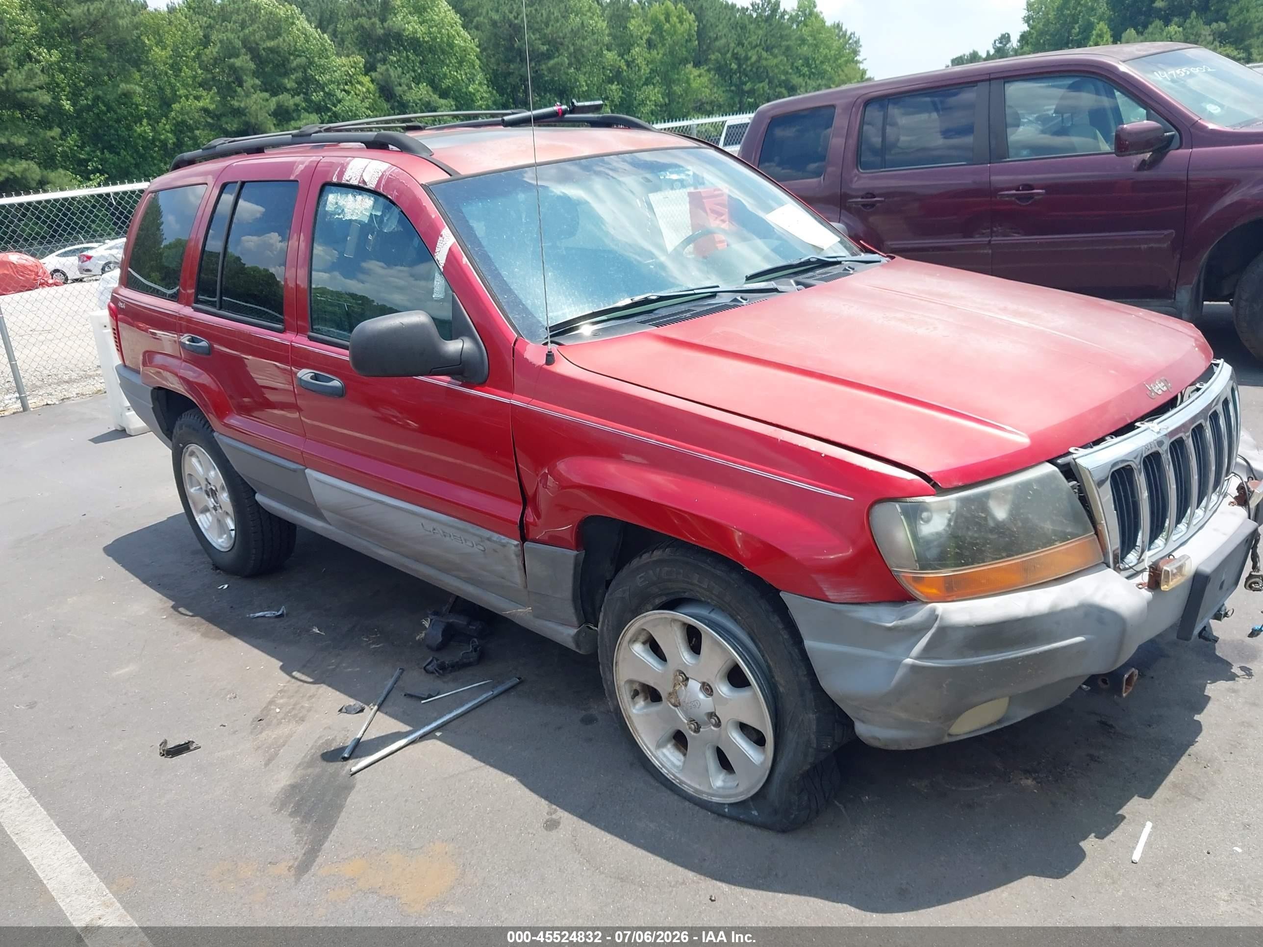 2001 Jeep Grand Cherokee Laredo, VIN 1J4GW48S41C700706 — Front end
