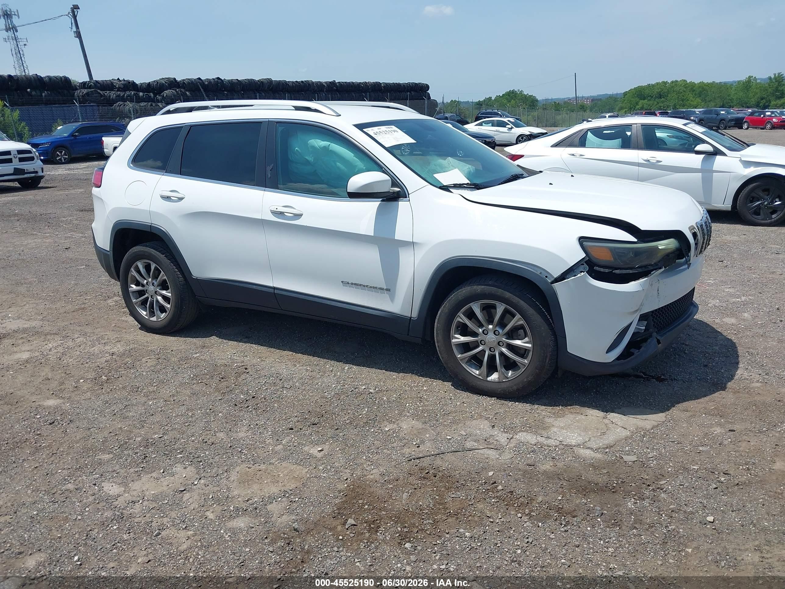 2019 Jeep Cherokee Latitude Plus, VIN 1C4PJLLB6KD202265 — Front end