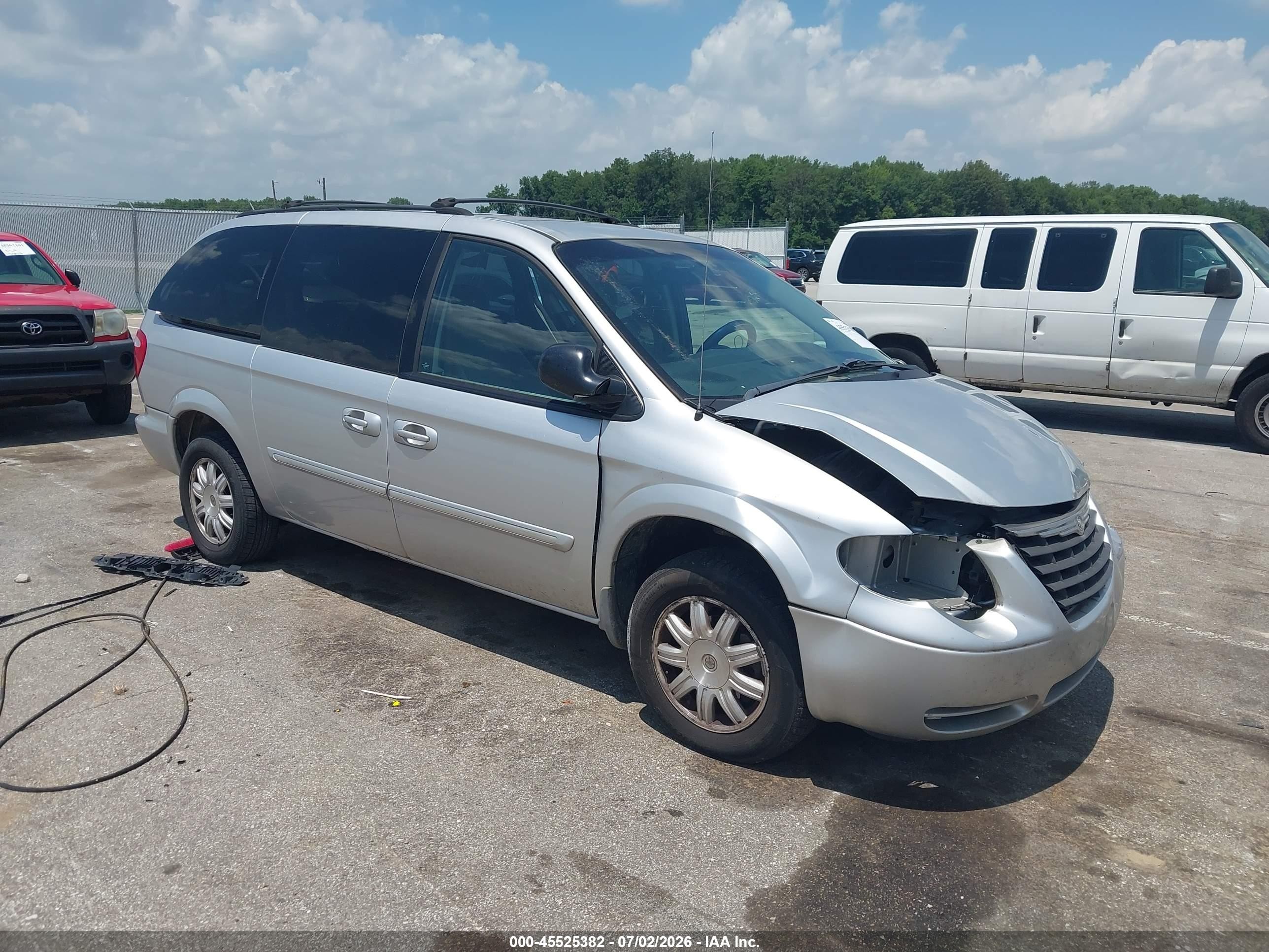 2006 Chrysler Town & Country Touring, VIN 2A4GP54LX6R894352 — Front end