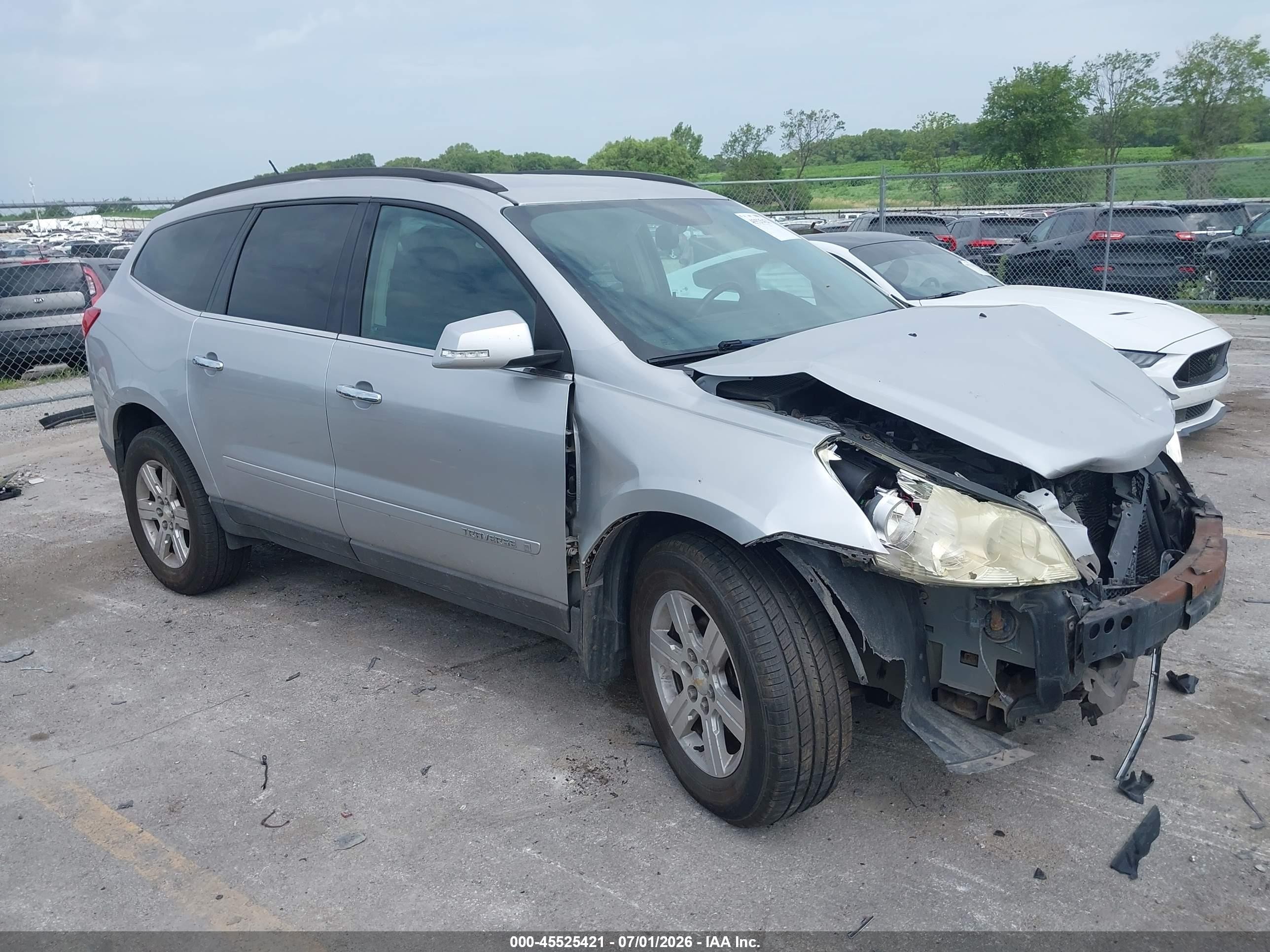 2009 Chevrolet Traverse 2LT, VIN 1GNEV23D99S115917 — Front end