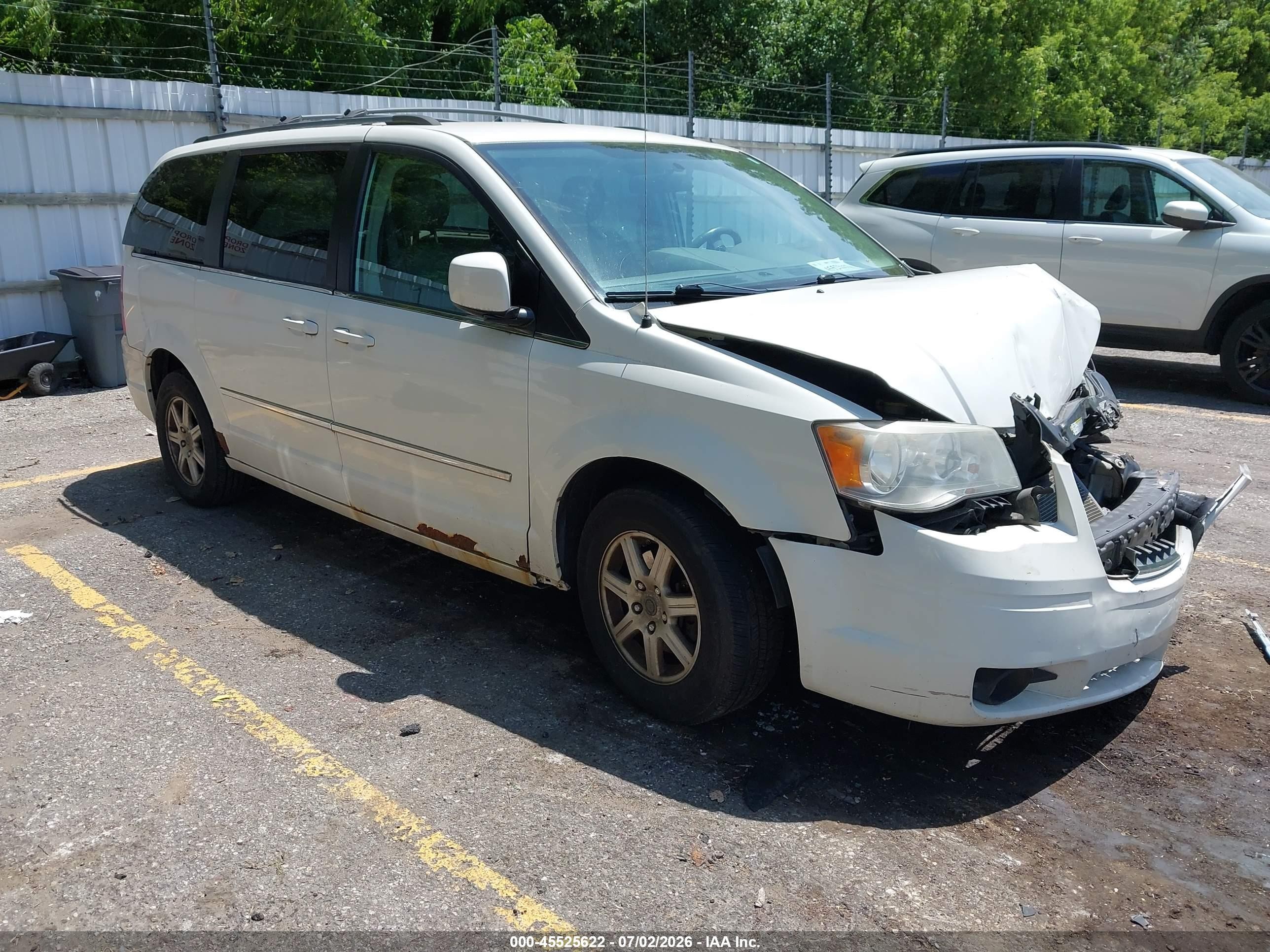 2010 Chrysler Town & Country Touring, VIN 2A4RR5D13AR133933 — Front end