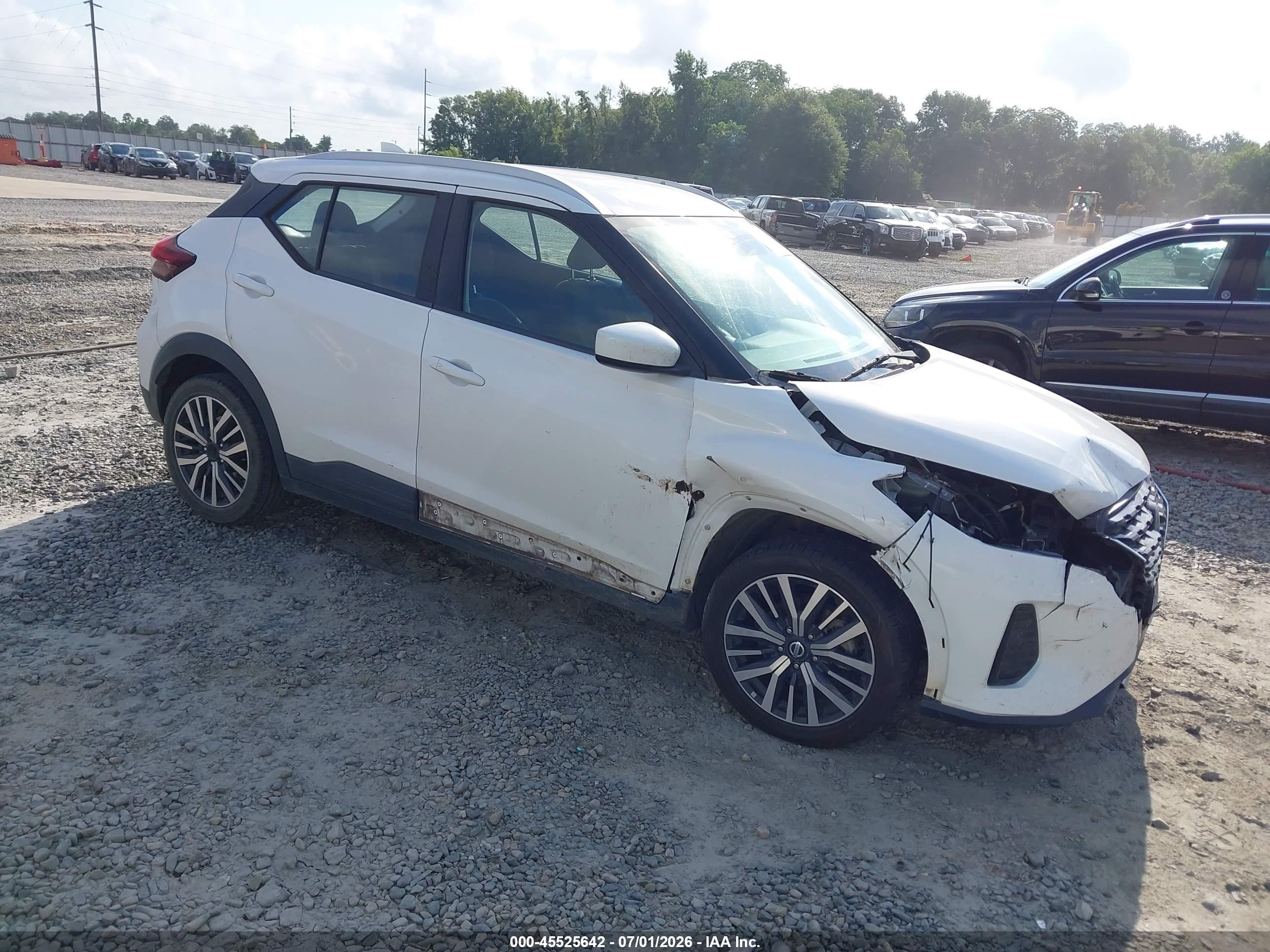 2021 Nissan Kicks SV, VIN 3N1CP5CV1ML470871 — Front end