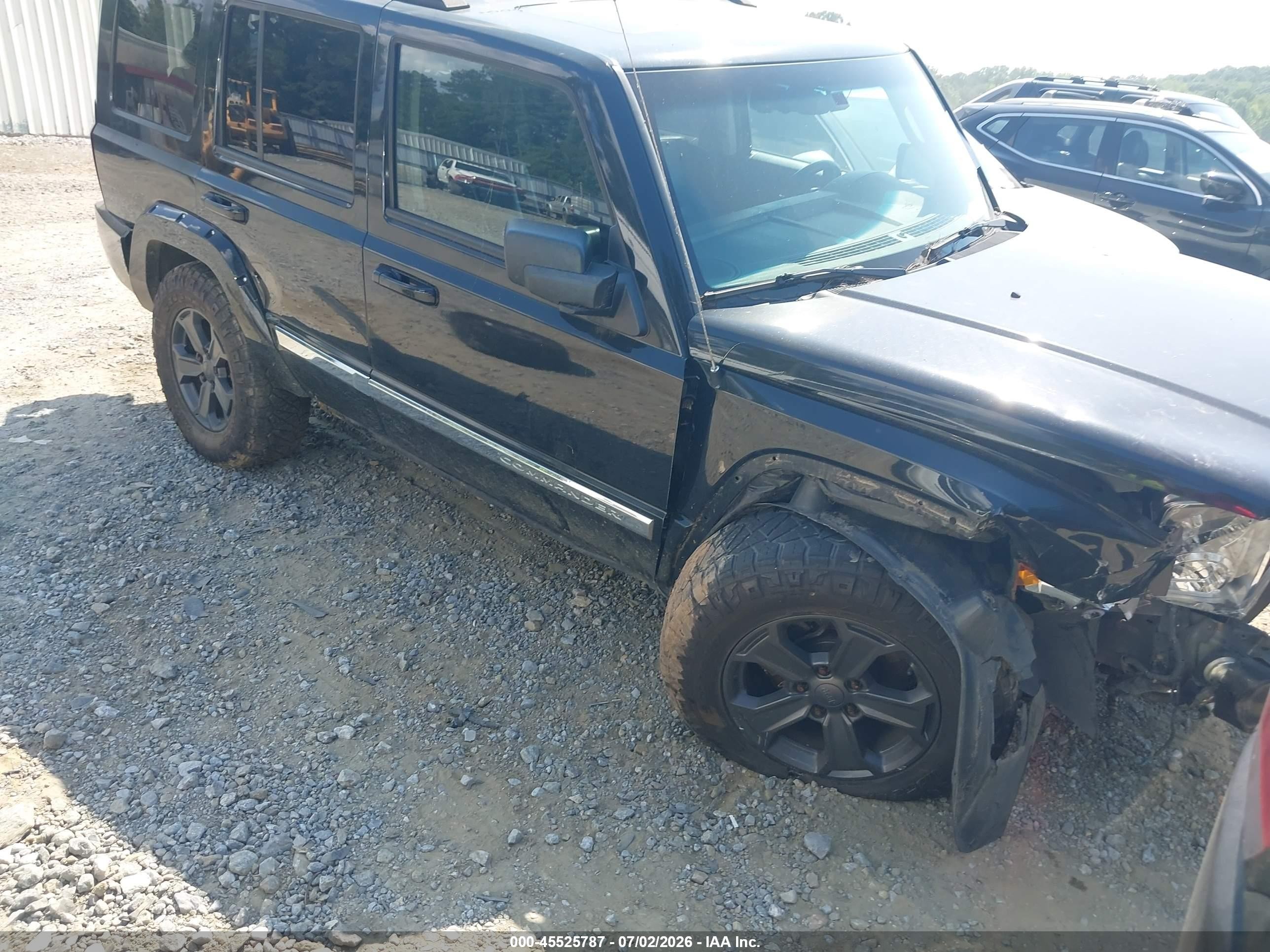 2008 Jeep Commander Limited, VIN 1J8HG582X8C108064 — Rear end