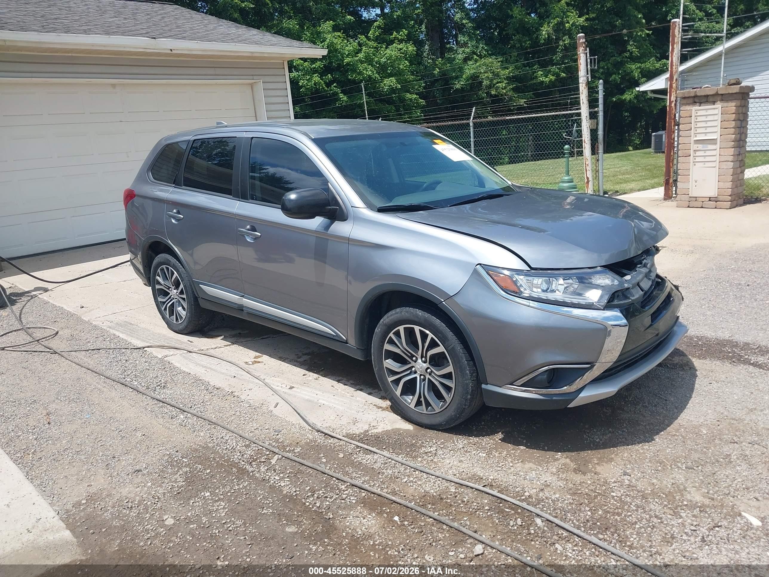 2018 Mitsubishi Outlander ES, VIN JA4AZ2A39JZ008412 — Front end