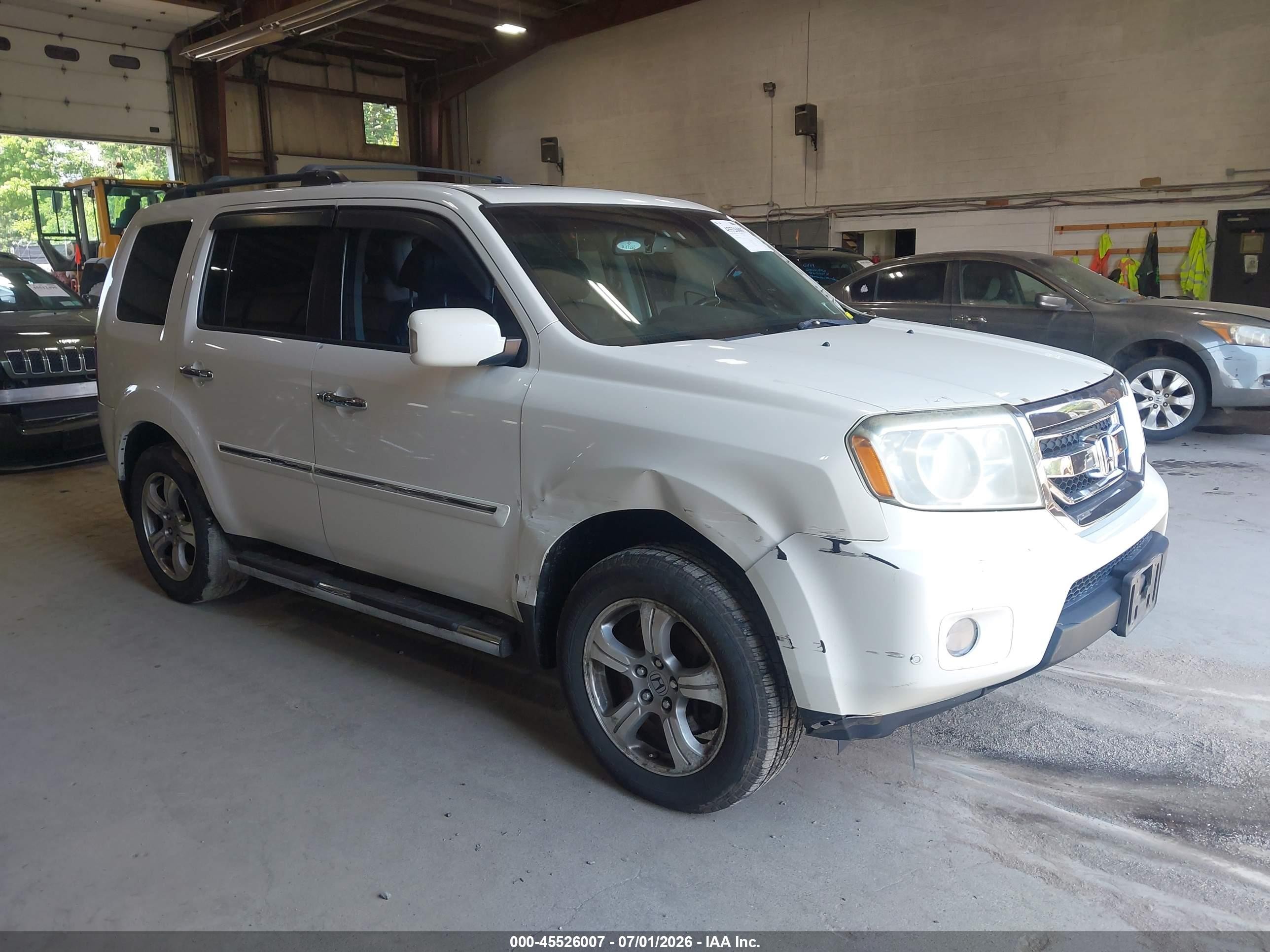 2011 Honda Pilot Touring, VIN 5FNYF4H9XBB020885 — Rear end
