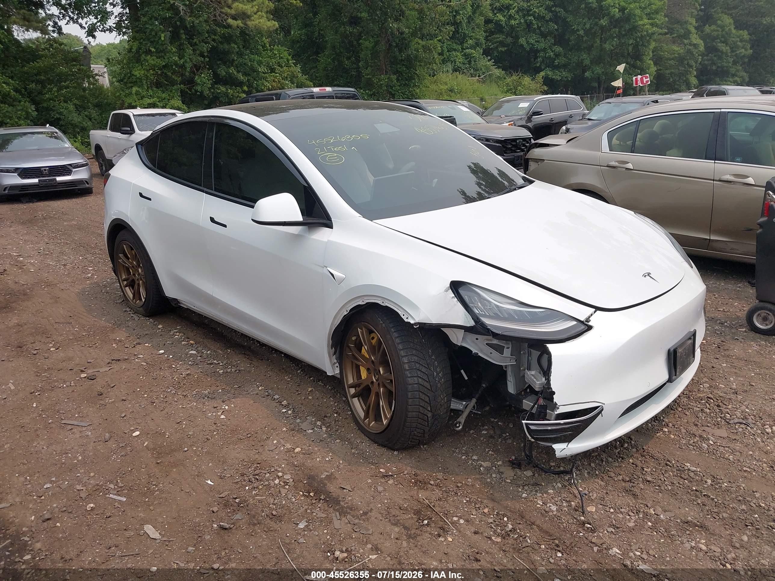 2021 Tesla Model Y Long Range, VIN 5YJYGDEE4MF179600 — Front end