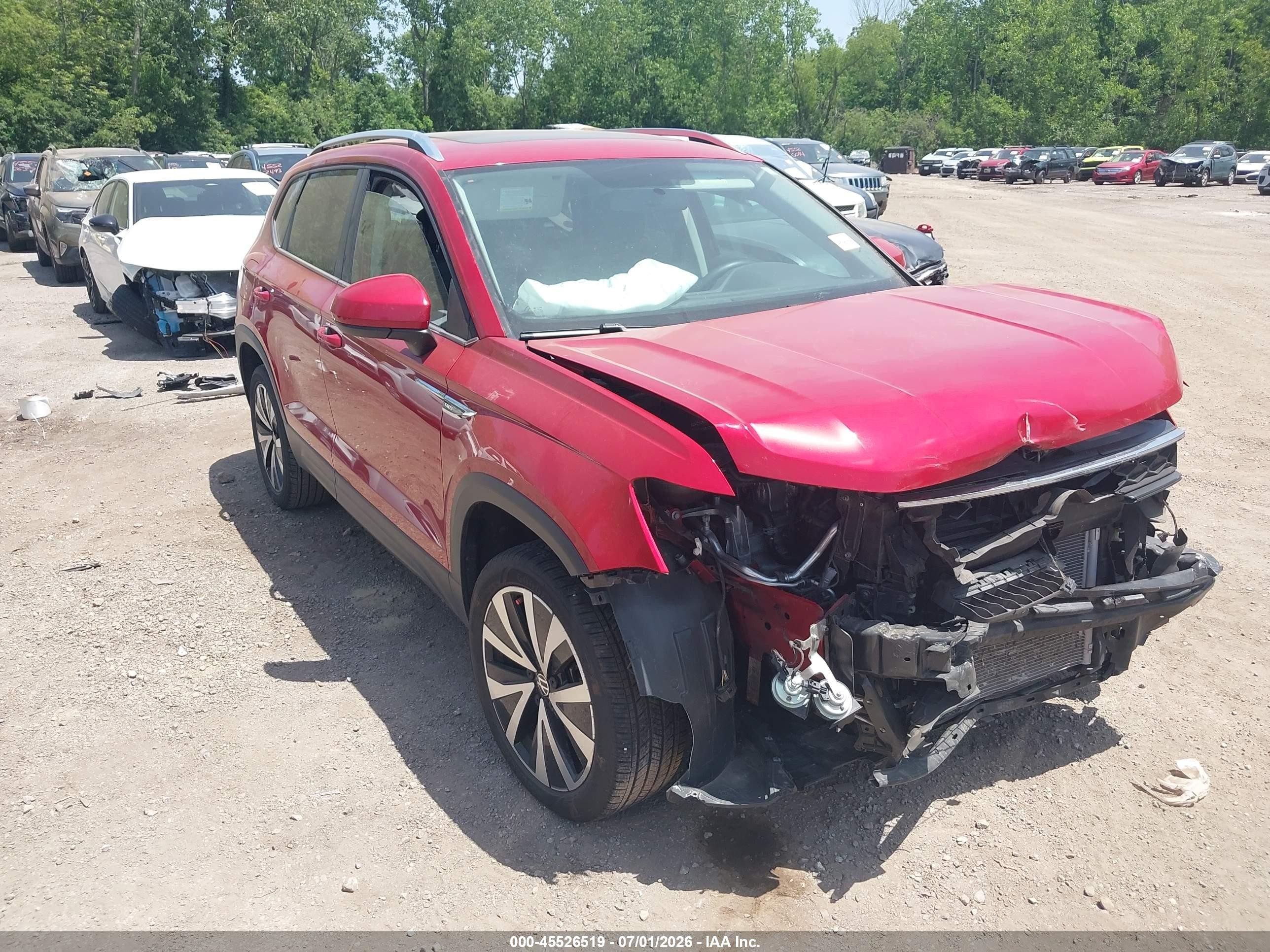 2022 Volkswagen Taos SE, VIN 3VVTX7B22NM090032 — Перед
