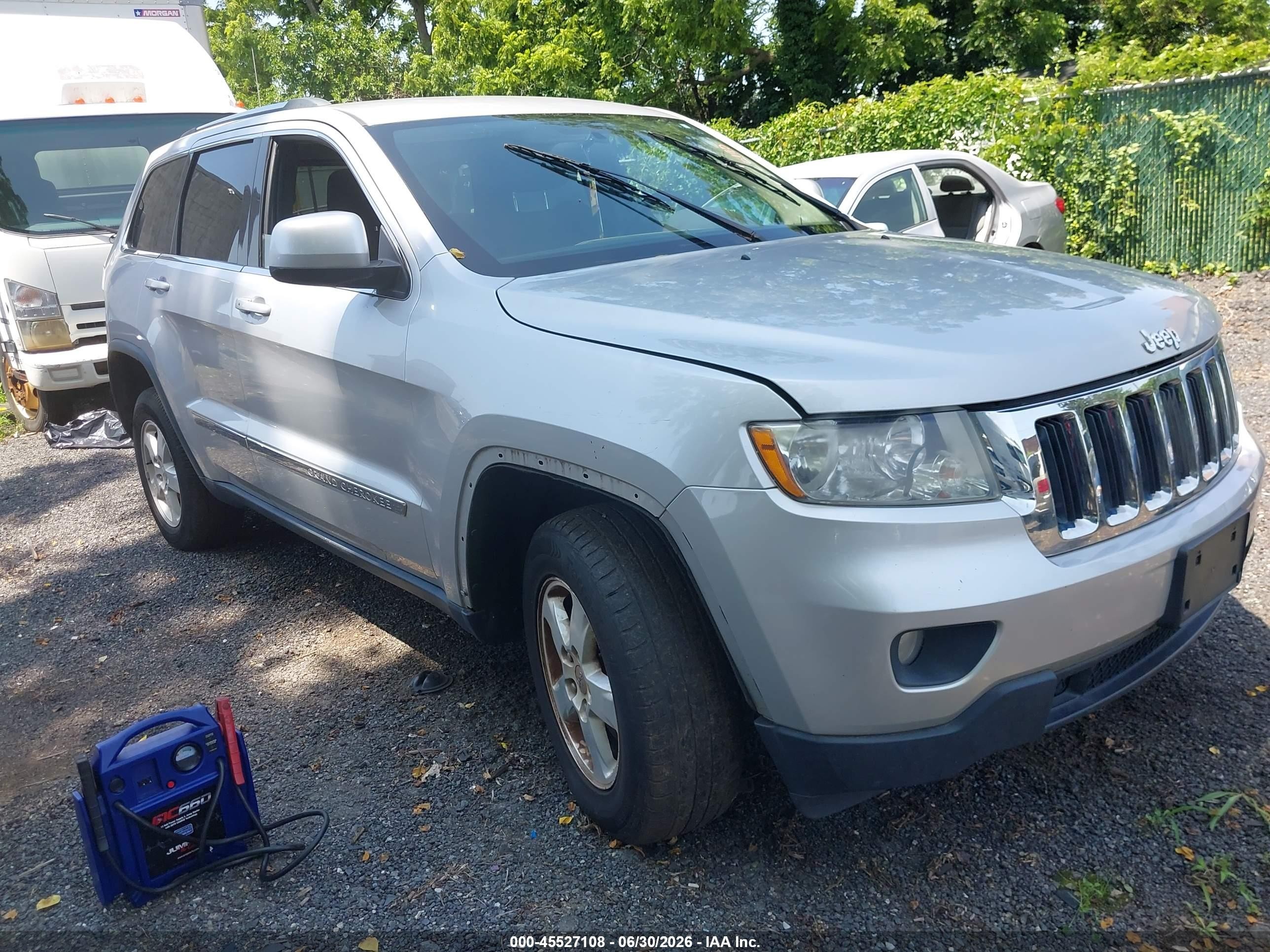 2013 Jeep Grand Cherokee Laredo, VIN 1C4RJFAG5DC648361 — Front end