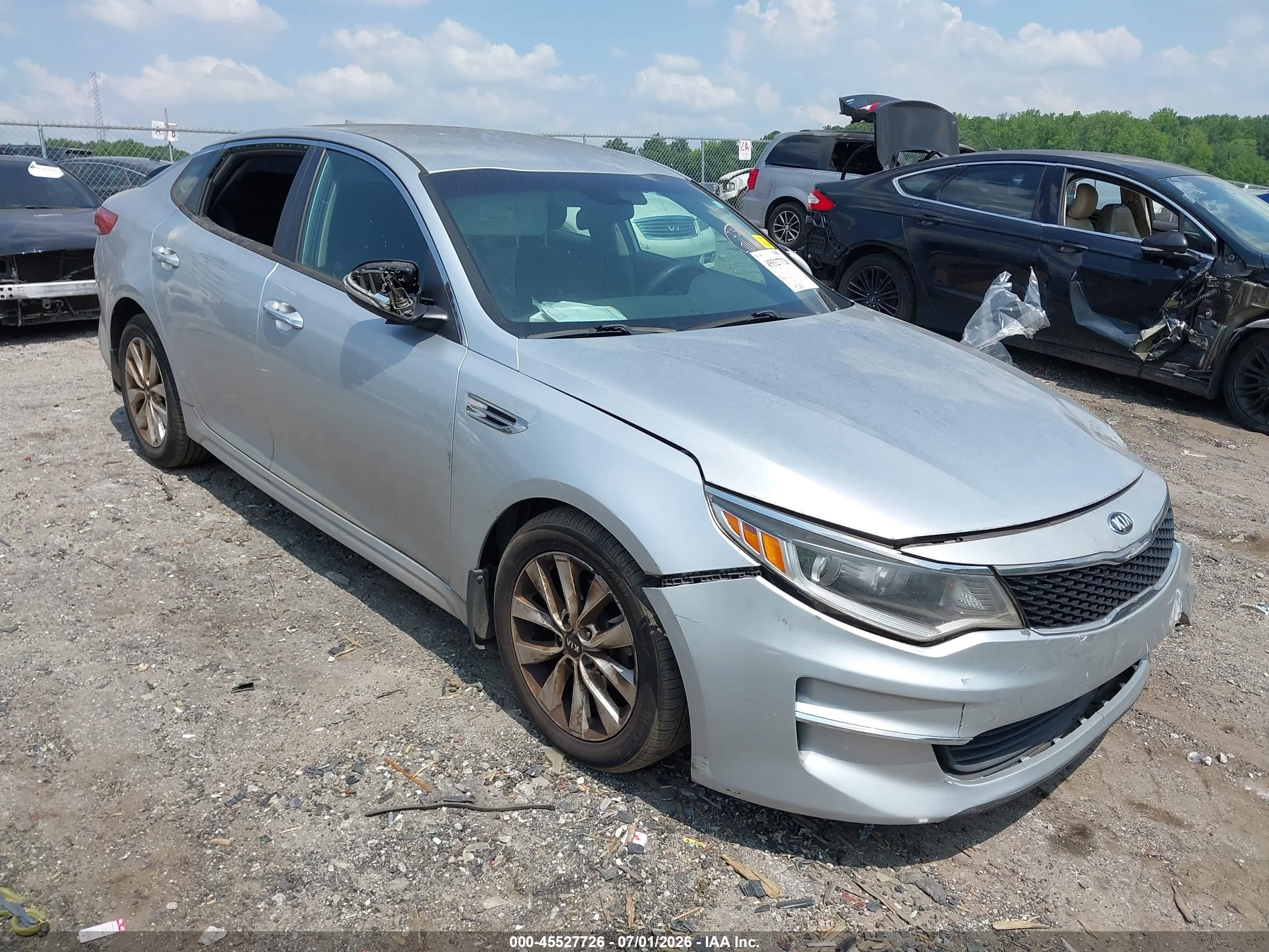 2018 Kia Optima LX, VIN 5XXGT4L38JG251352 — Перед