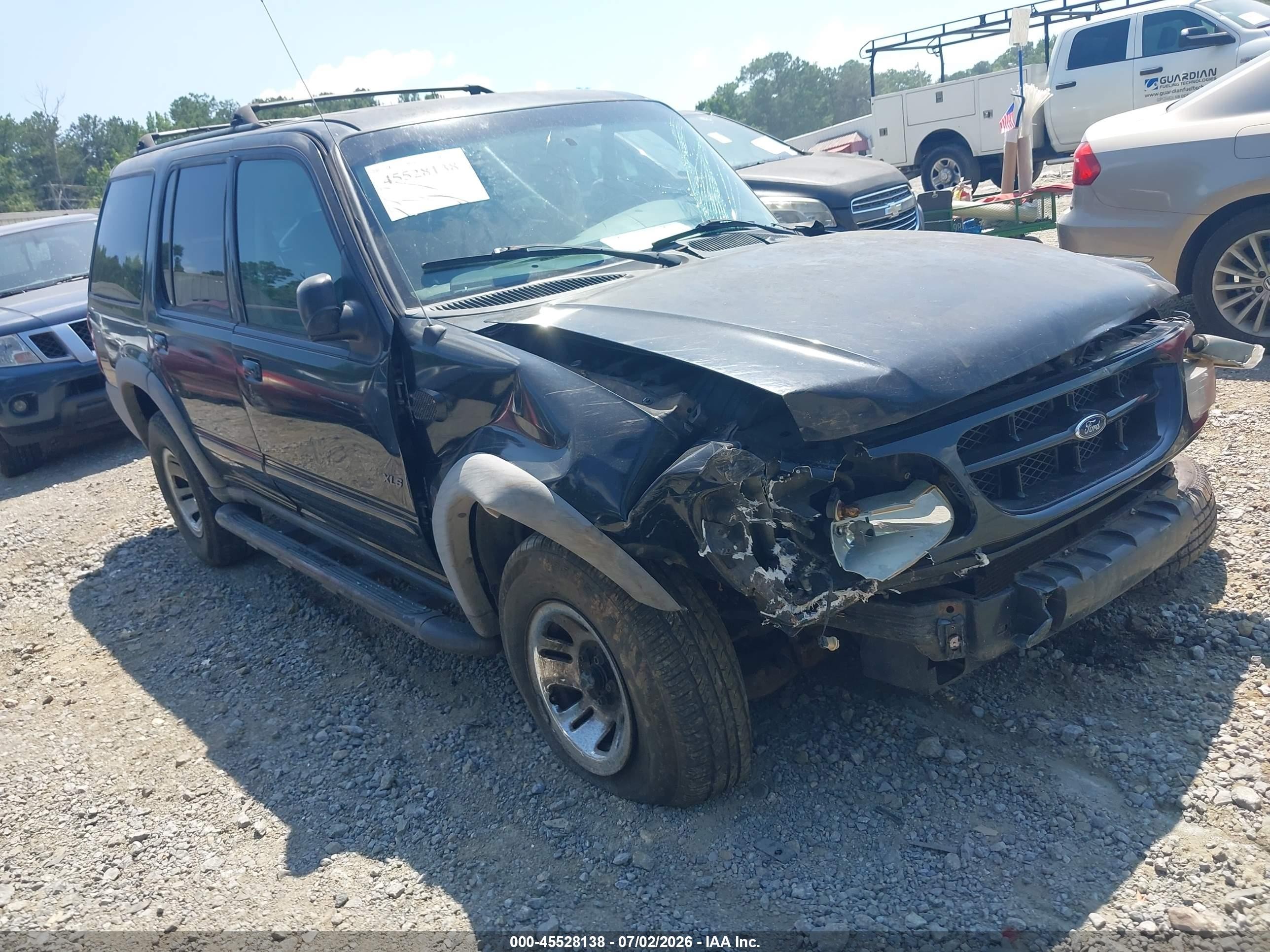 2000 Ford Explorer XLS, VIN 1FMZU62X5YUB78480 — Side