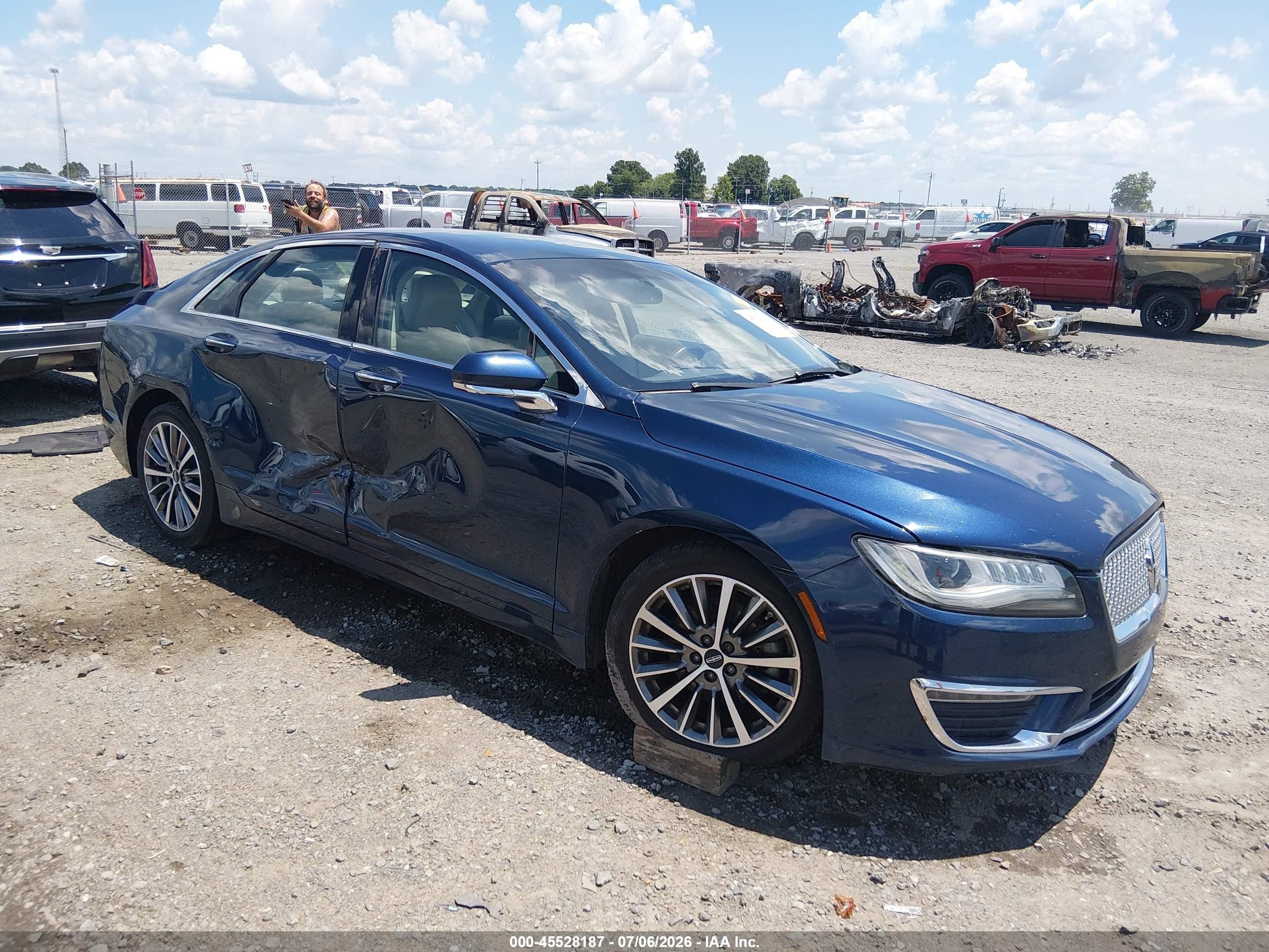 2017 Lincoln MKZ Premiere, VIN 3LN6L5A94HR619820 — Side