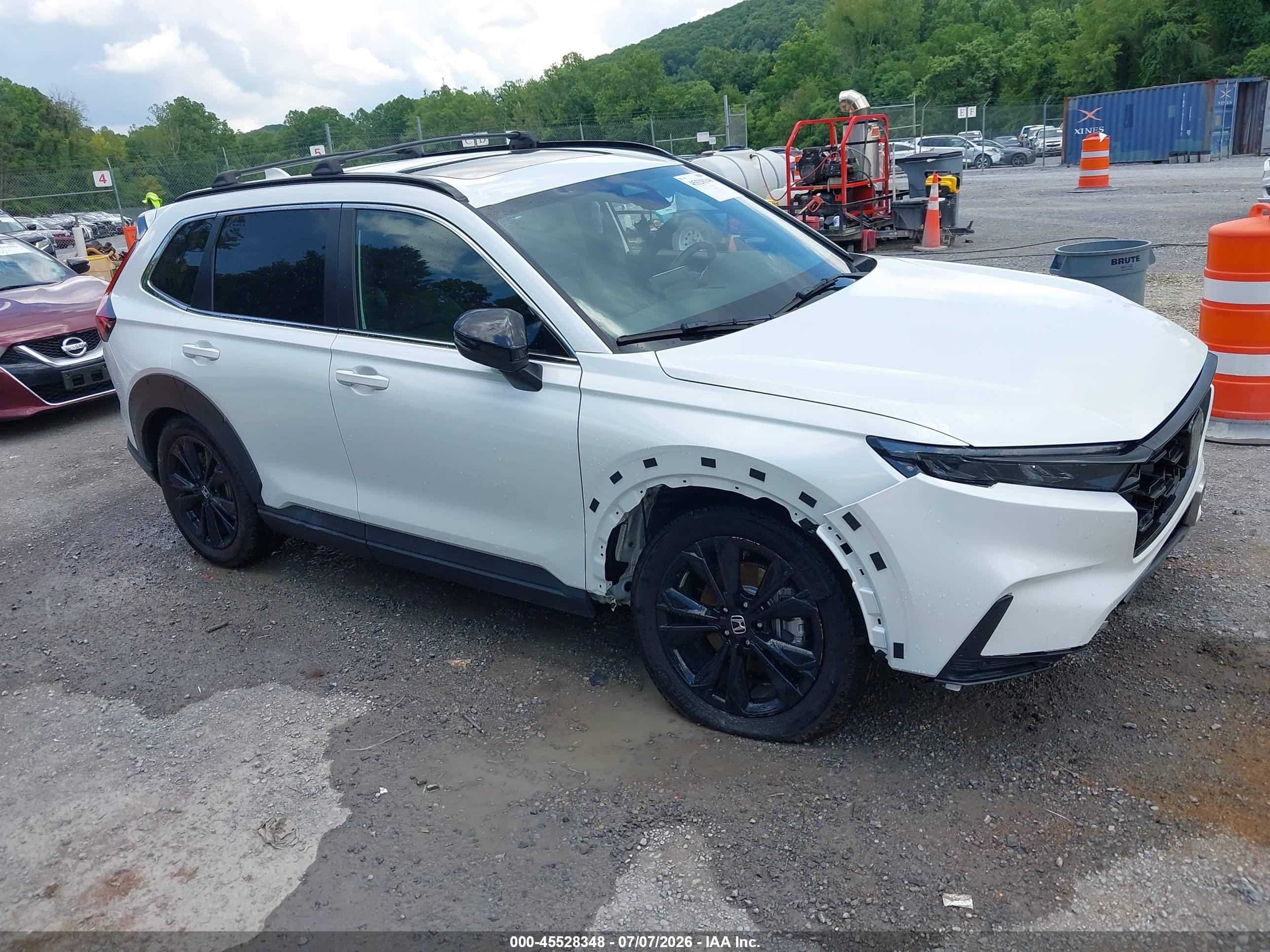 2023 Honda CR-V Sport Touring, VIN 7FARS6H96PE004559 — Перед