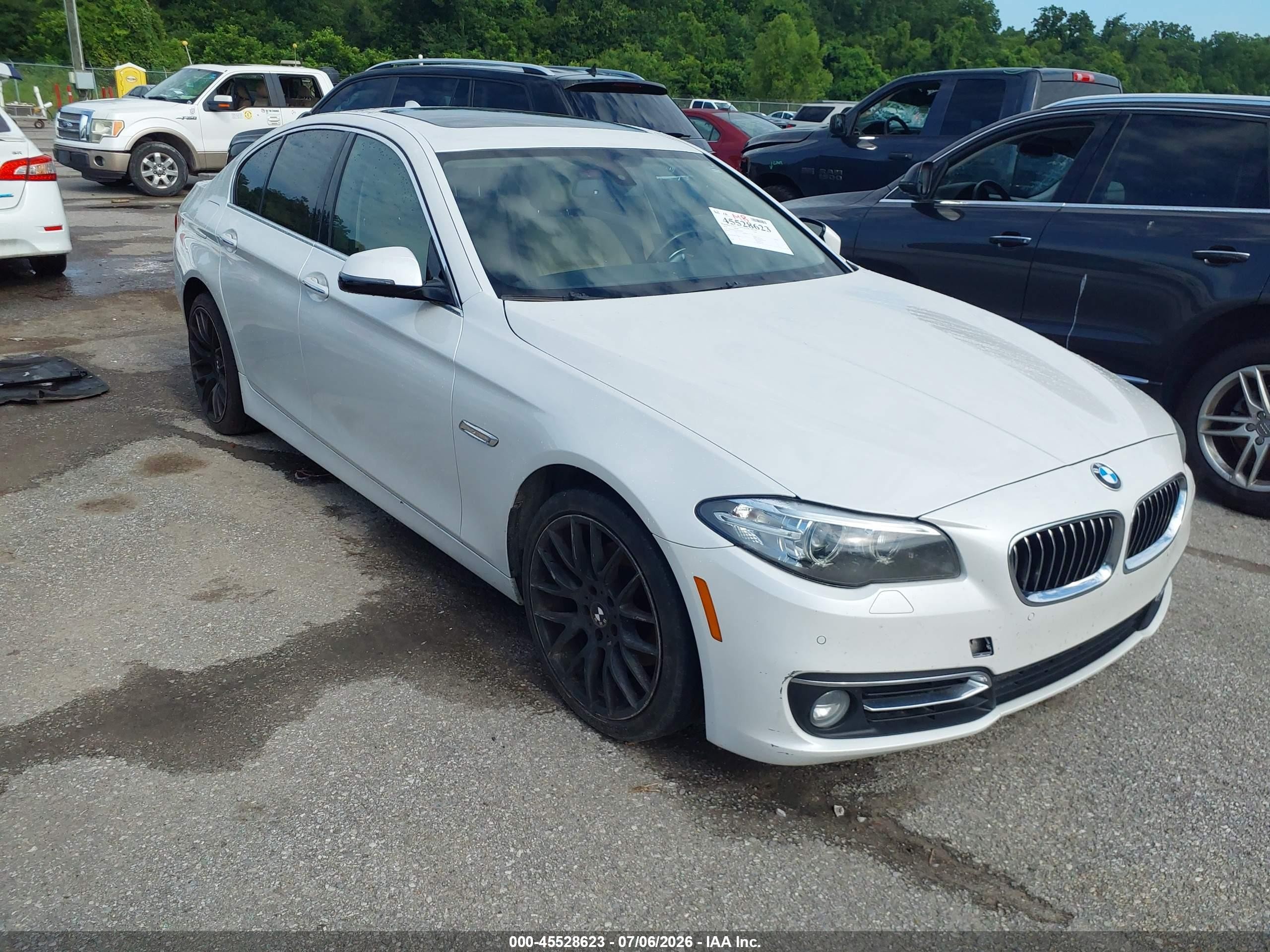 2016 BMW 5 Series 528i, VIN WBA5A5C5XGG348829 — Normal wear