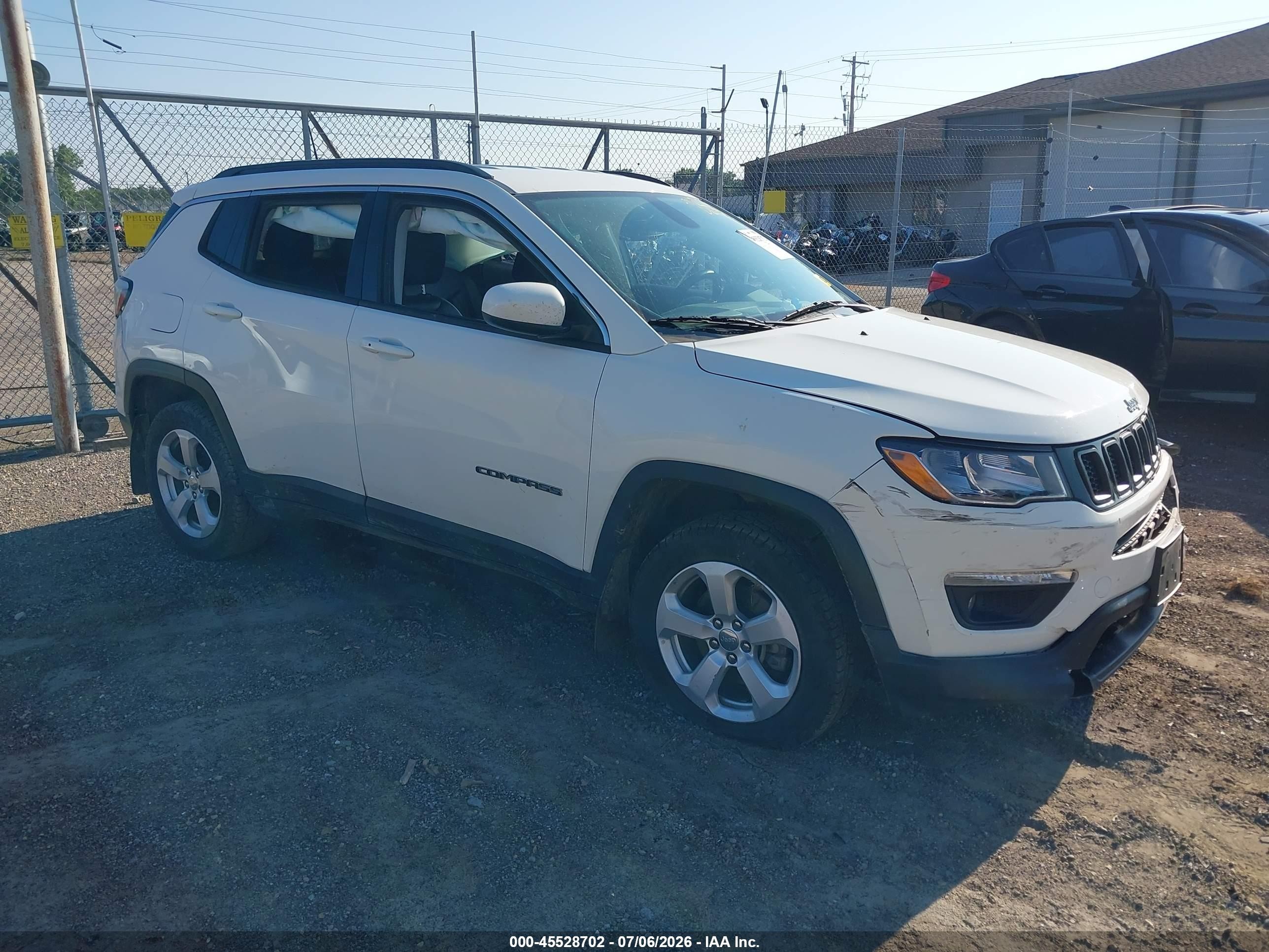 2019 Jeep Compass Latitude, VIN 3C4NJDBB8KT741933 — Перед