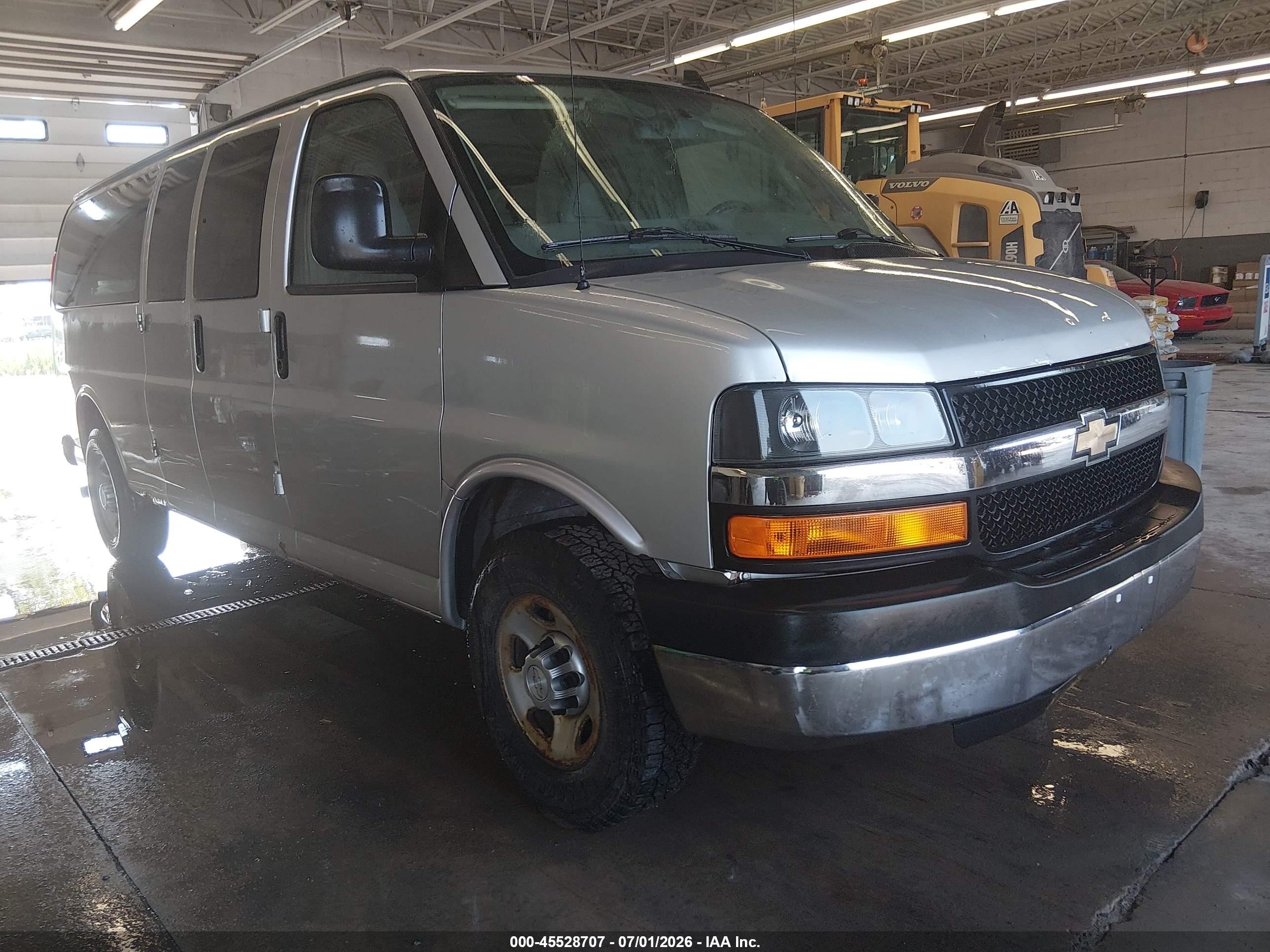 2016 Chevrolet Express Passenger LS, VIN 1GAZGNFF5G1281818 — Normal wear
