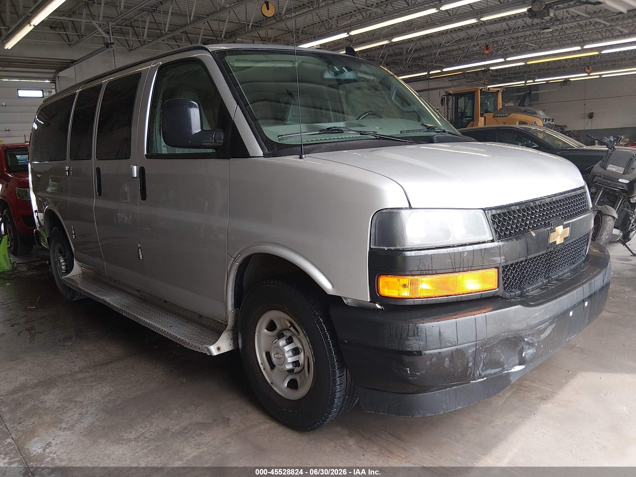 2019 Chevrolet Express Passenger LS, VIN 1GAWGEFG4K1341317 — Roof