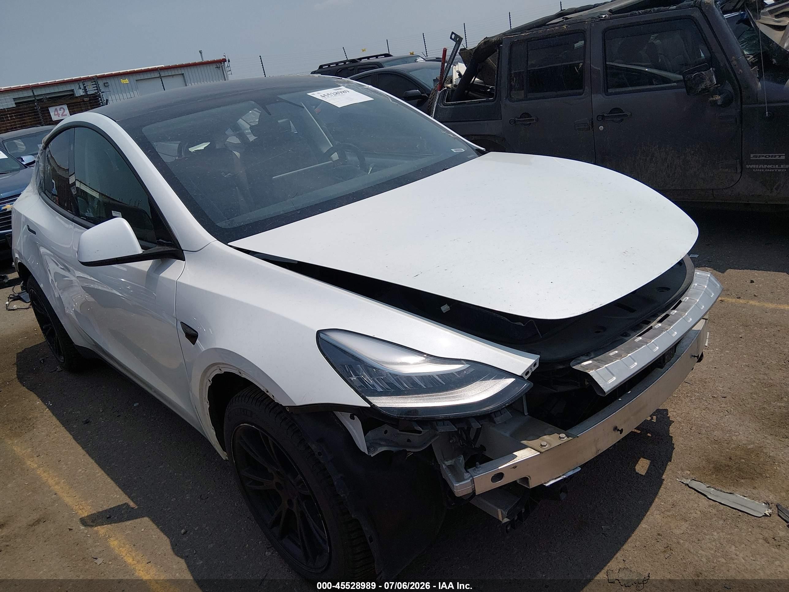 2021 Tesla Model Y Long Range, VIN 5YJYGDEE8MF108934 — Rear end