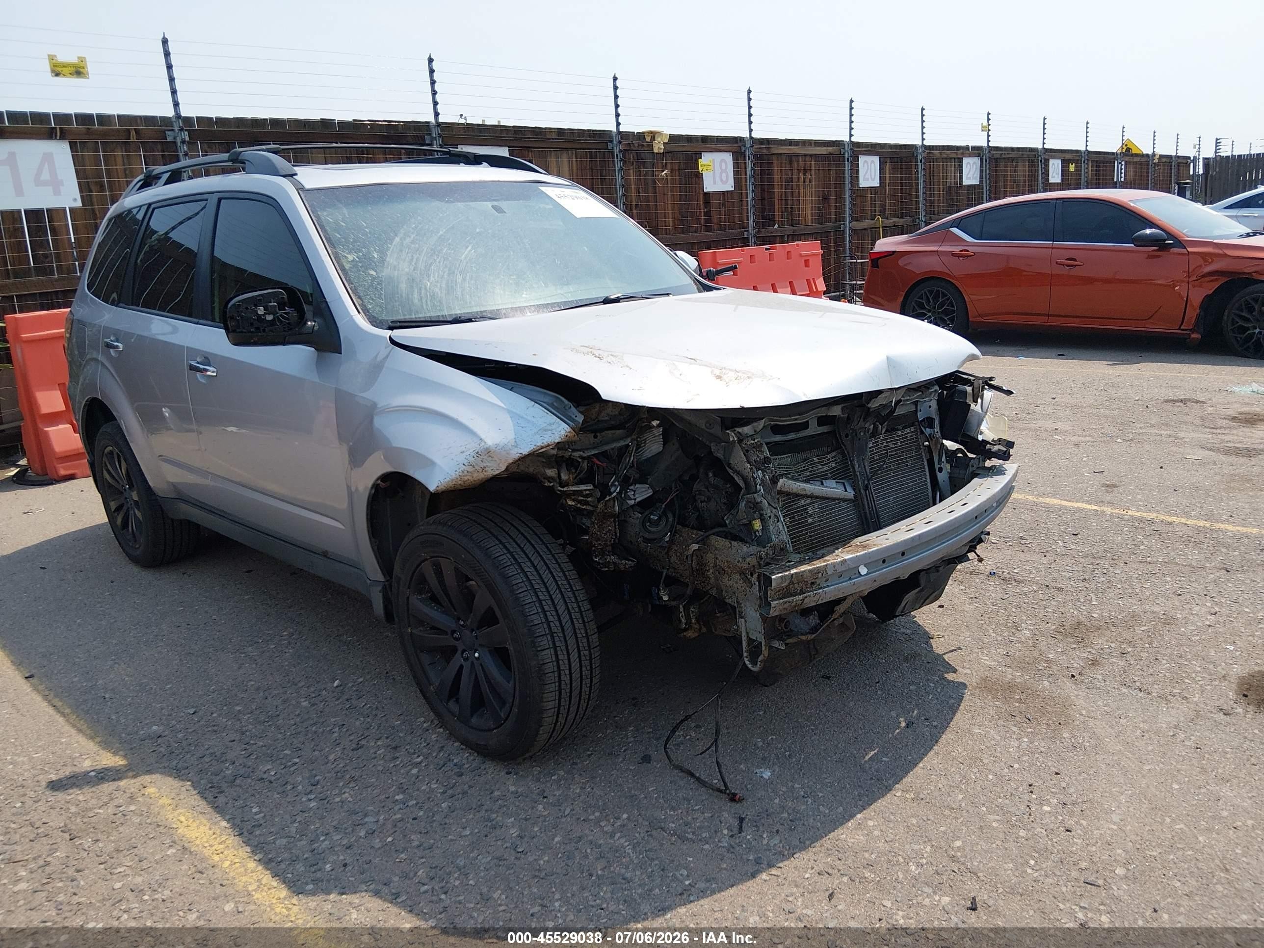 2013 Subaru Forester X Premium, VIN JF2SHADC5DH417442 — Перед