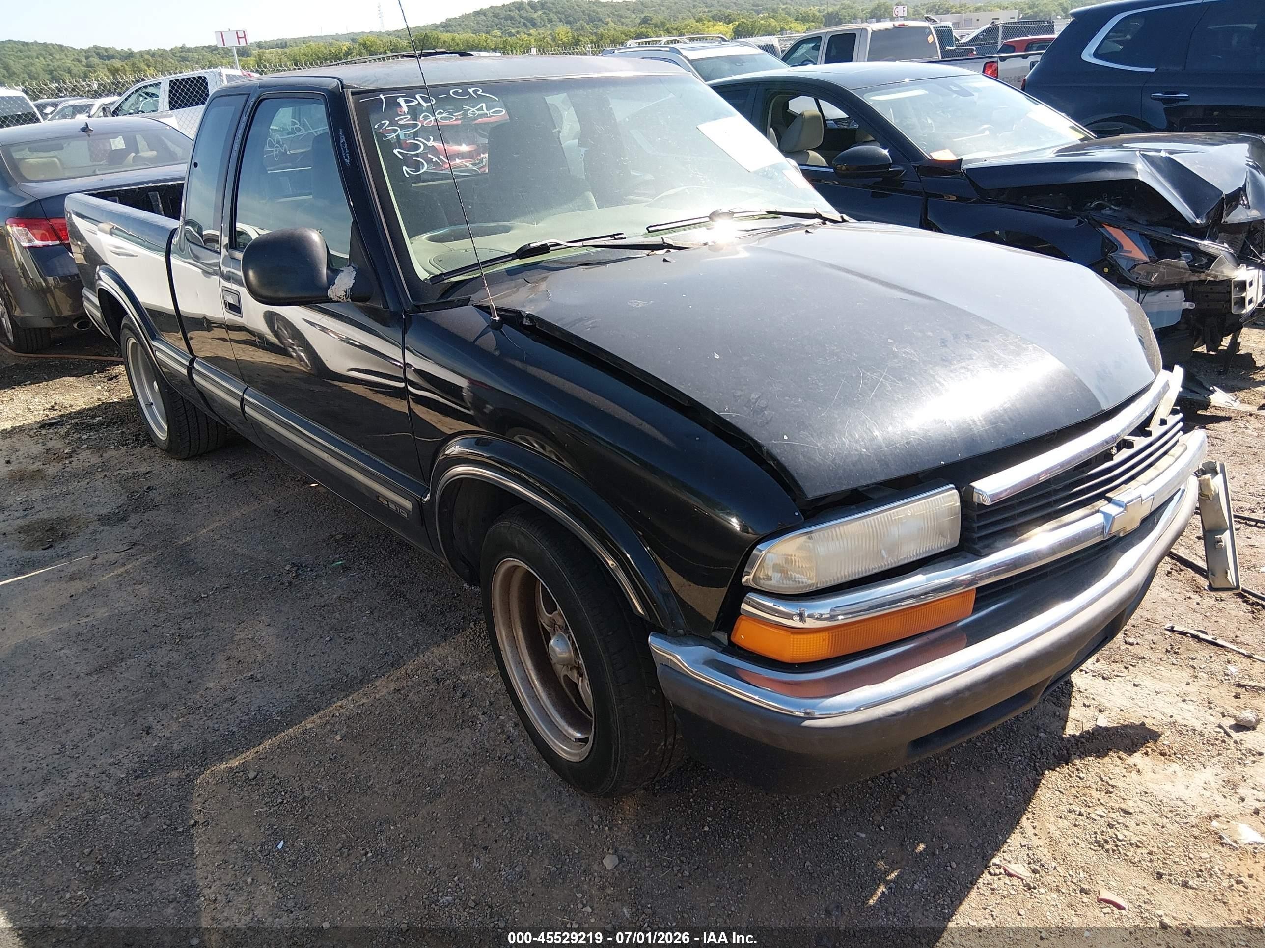 1998 Chevrolet S-10 LS, VIN 1GCCS19X3WK115704 — Front end