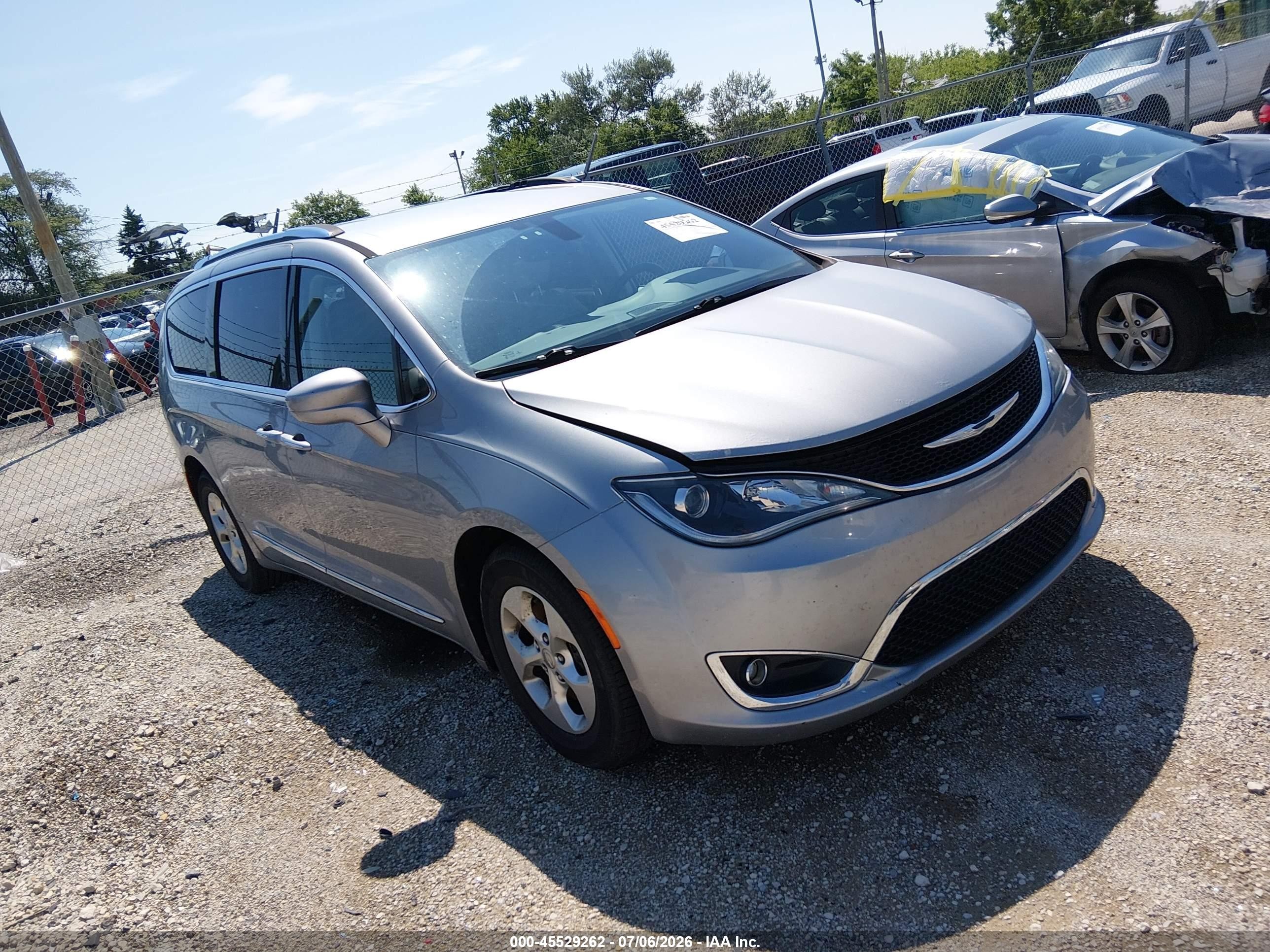 2017 Chrysler Pacifica Touring L Plus, VIN 2C4RC1EG5HR665701 — Механическое