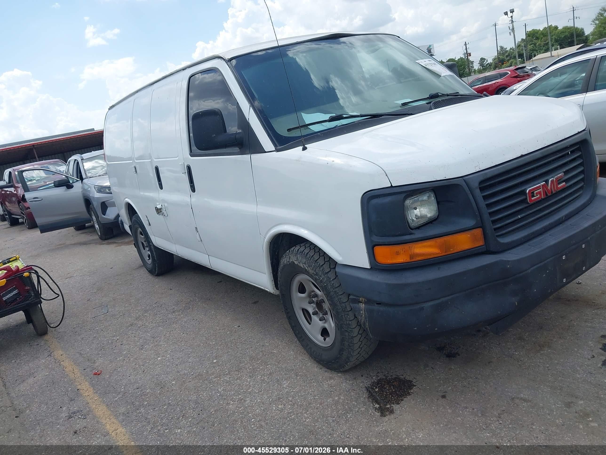 2008 GMC Savana Cargo, VIN 1GTFG15X881100449 — Rear end