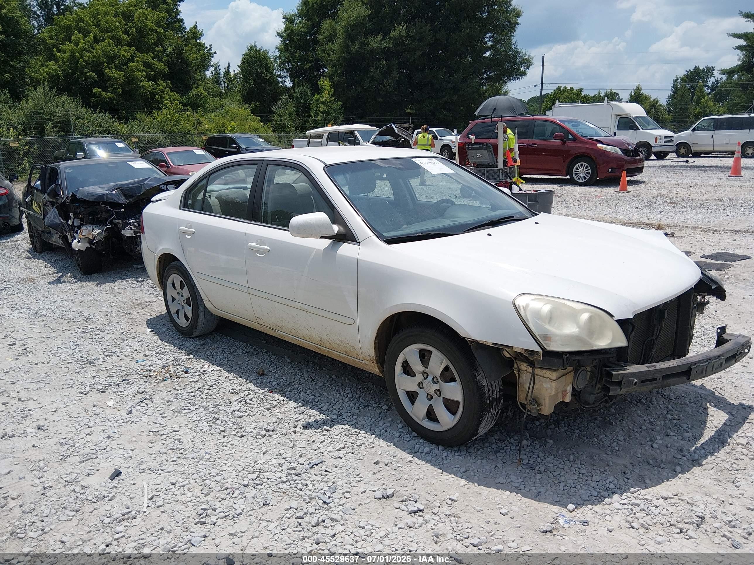 2008 Kia Optima LX, VIN KNAGE123685275364 — Перед