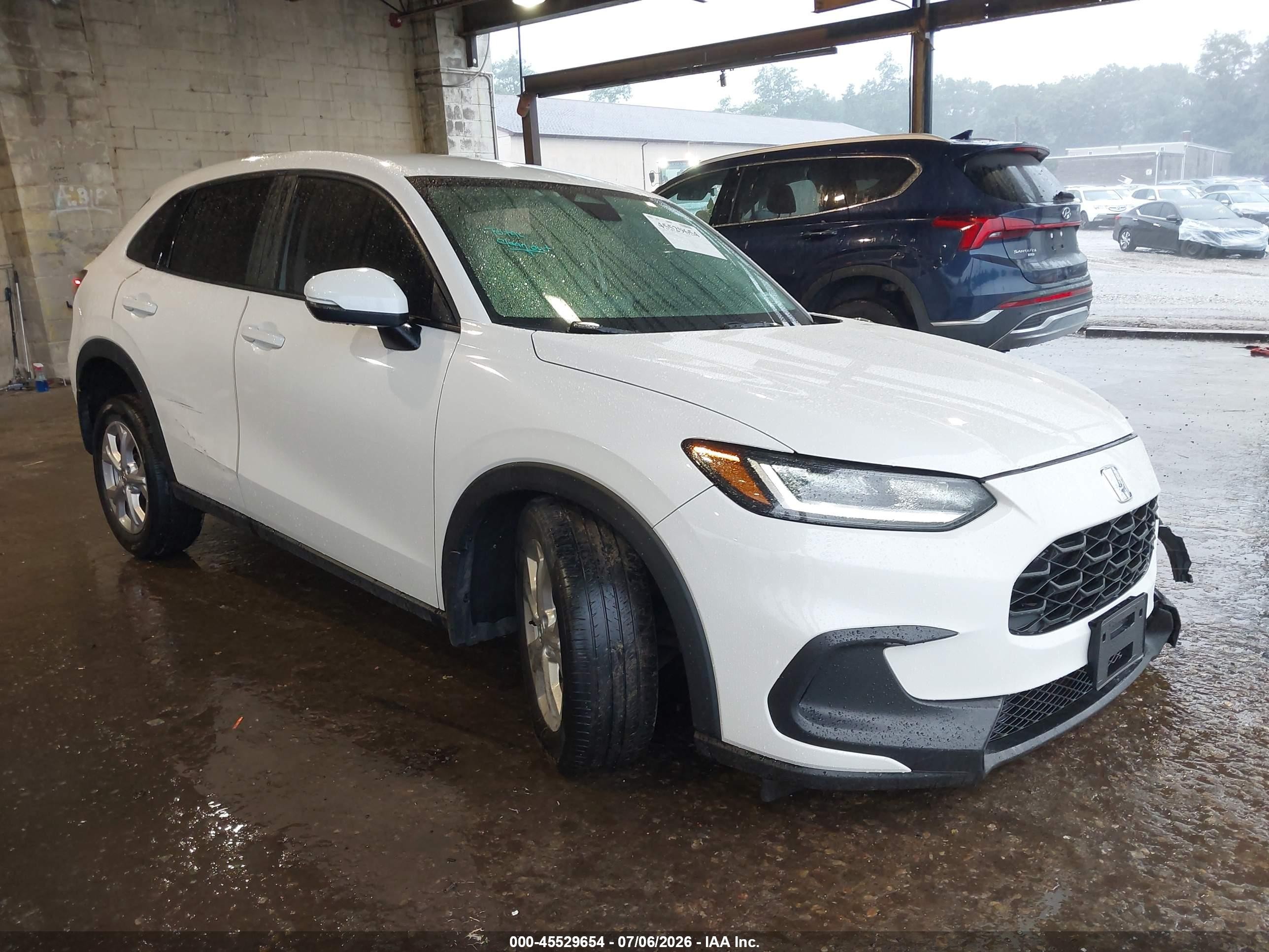 2023 Honda HR-V LX, VIN 3CZRZ2H30PM709388 — Бок