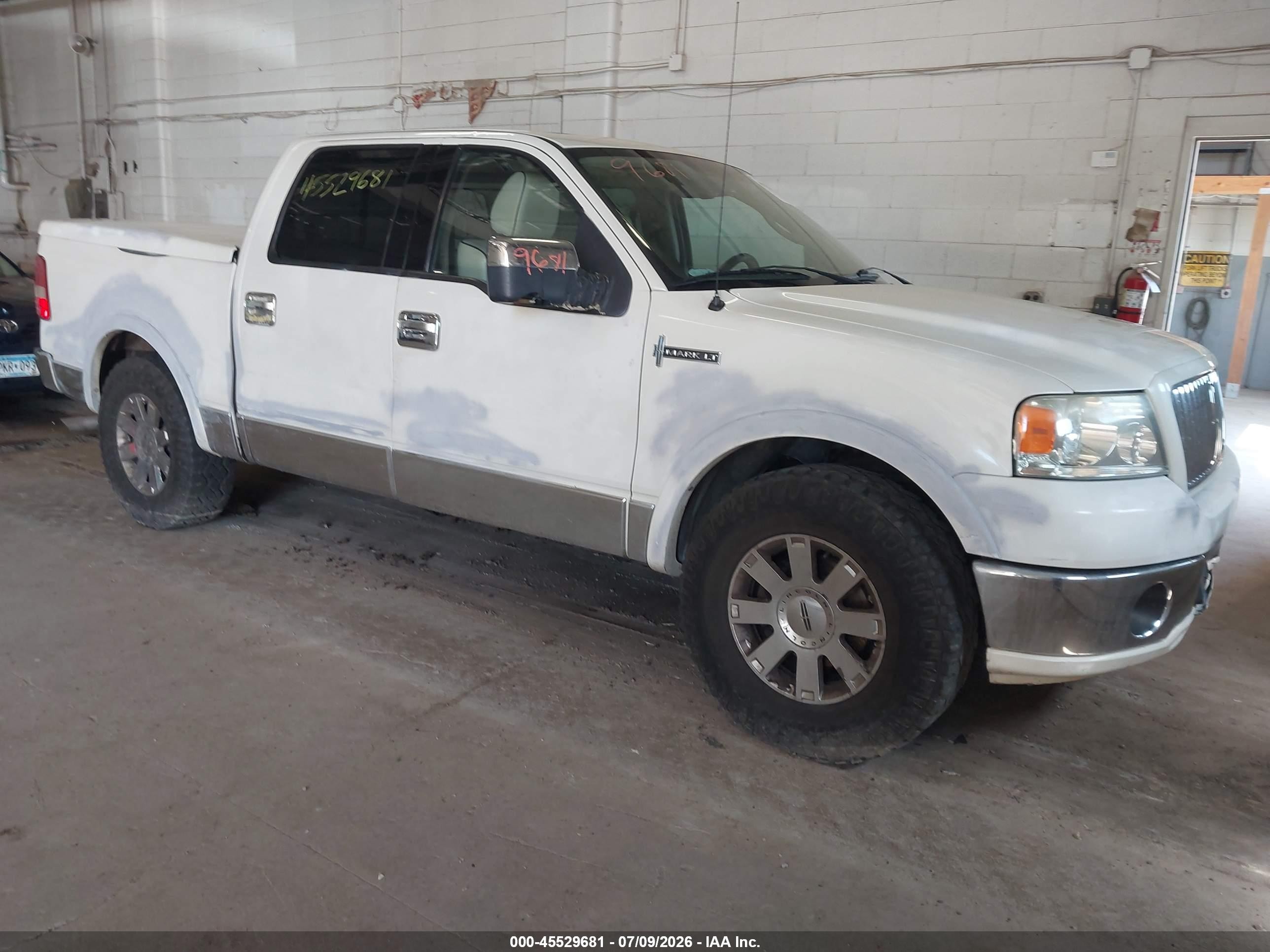 2006 Lincoln Mark LT, VIN 5LTPW185X6FJ16165 — Зад