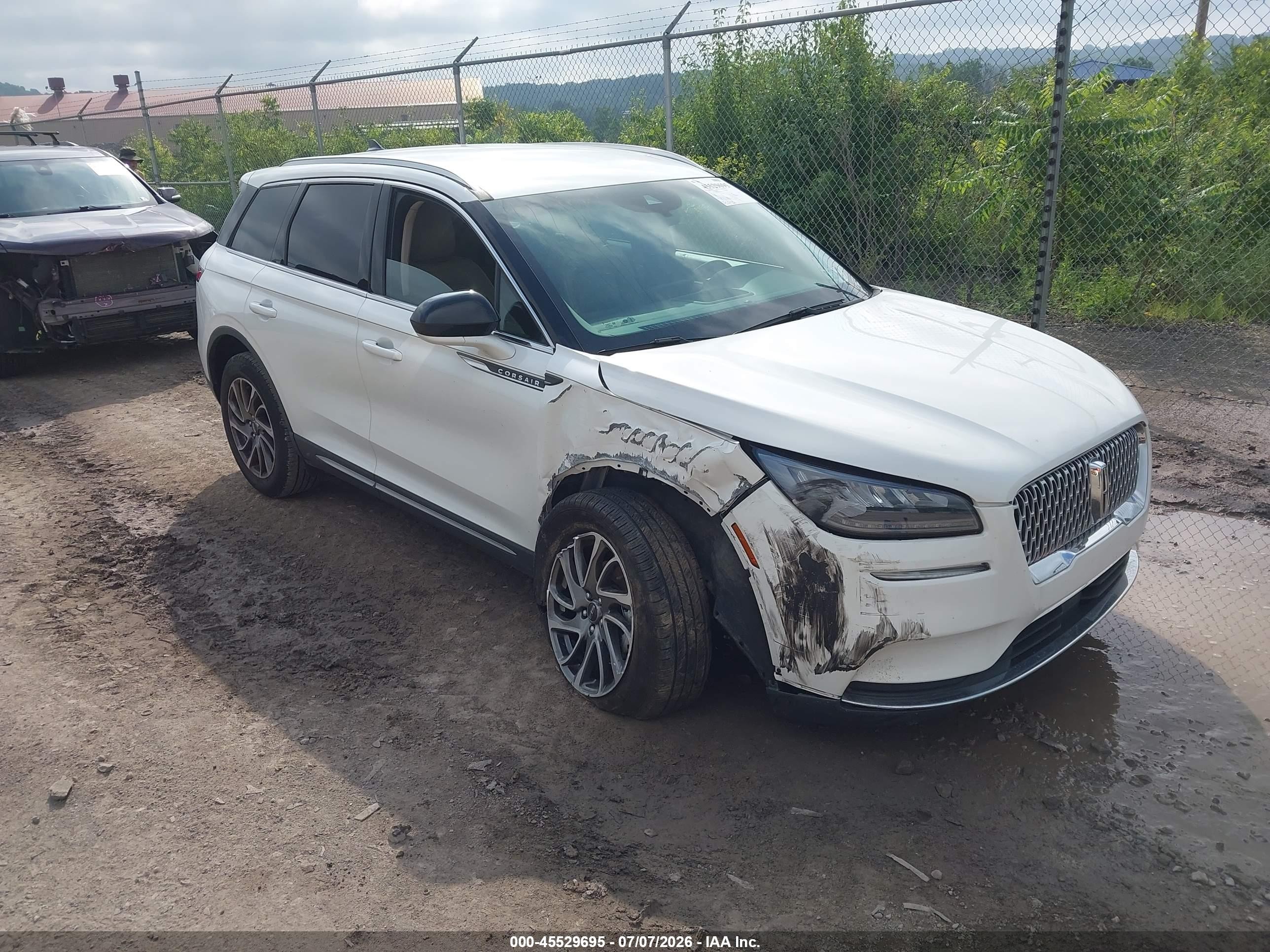2021 Lincoln Corsair Standard, VIN 5LMCJ1C90MUL05516 — Front end