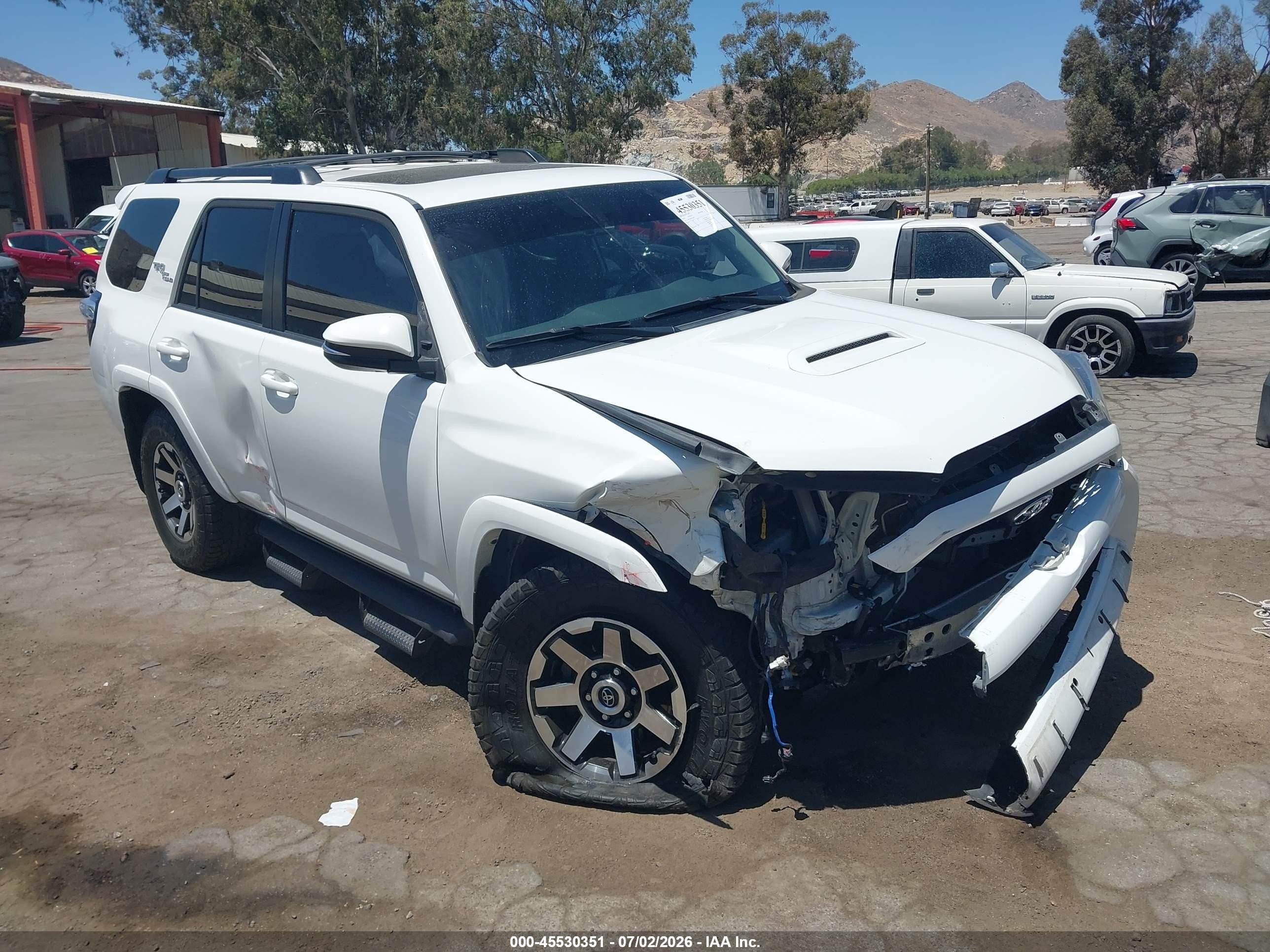 2019 Toyota 4Runner SR5, VIN JTEBU5JR0K5724649 — Перед