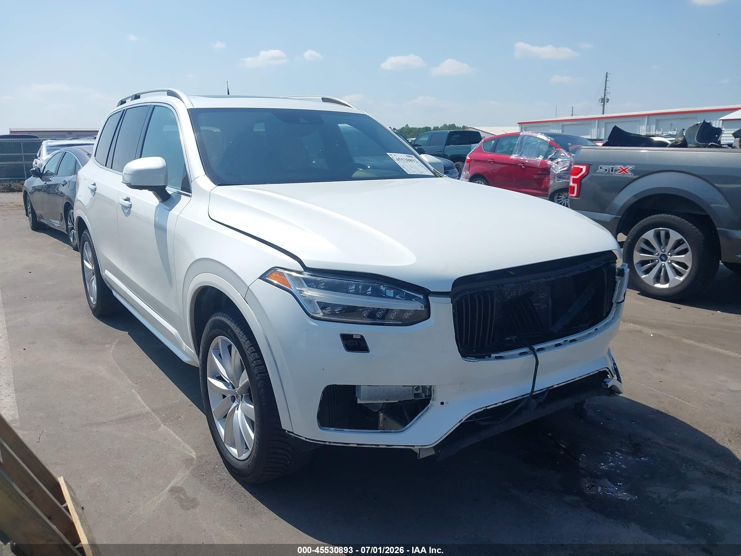 2017 Volvo XC90 Momentum, VIN YV4A22PK9H1127916 — Перед