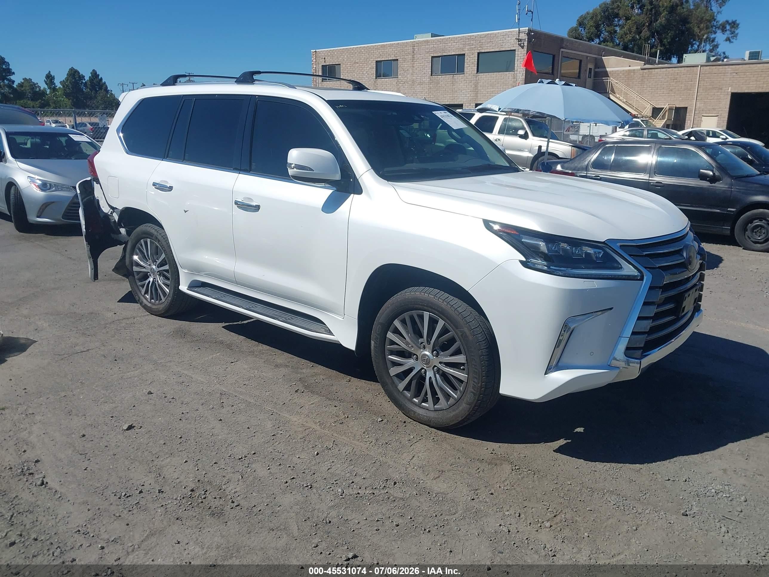 2019 Lexus LX 570, VIN JTJHY7AXXK4294483 — Rear end