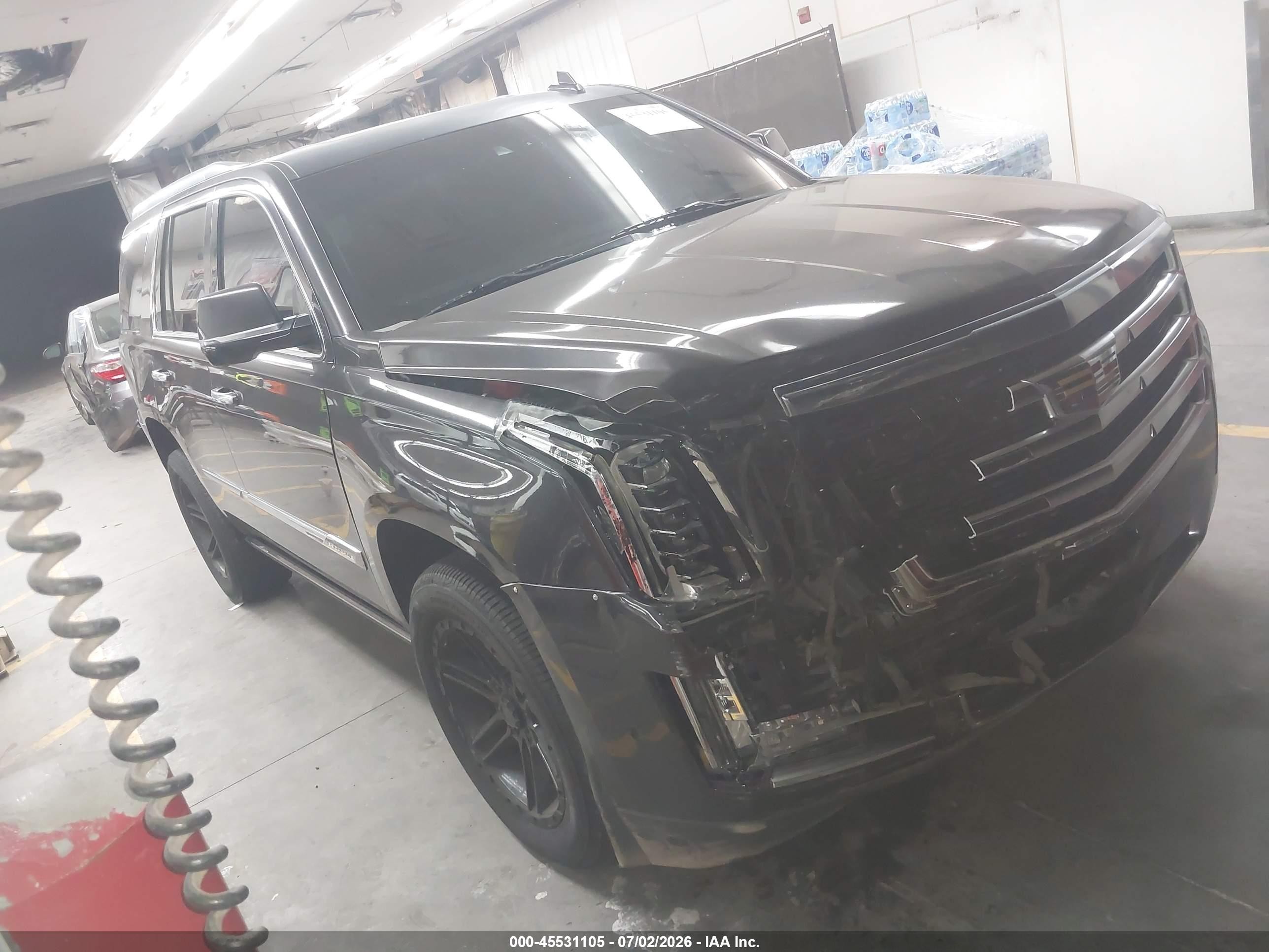 2017 Cadillac Escalade Premium Luxury, VIN 1GYS4CKJ8HR230214 — Front end
