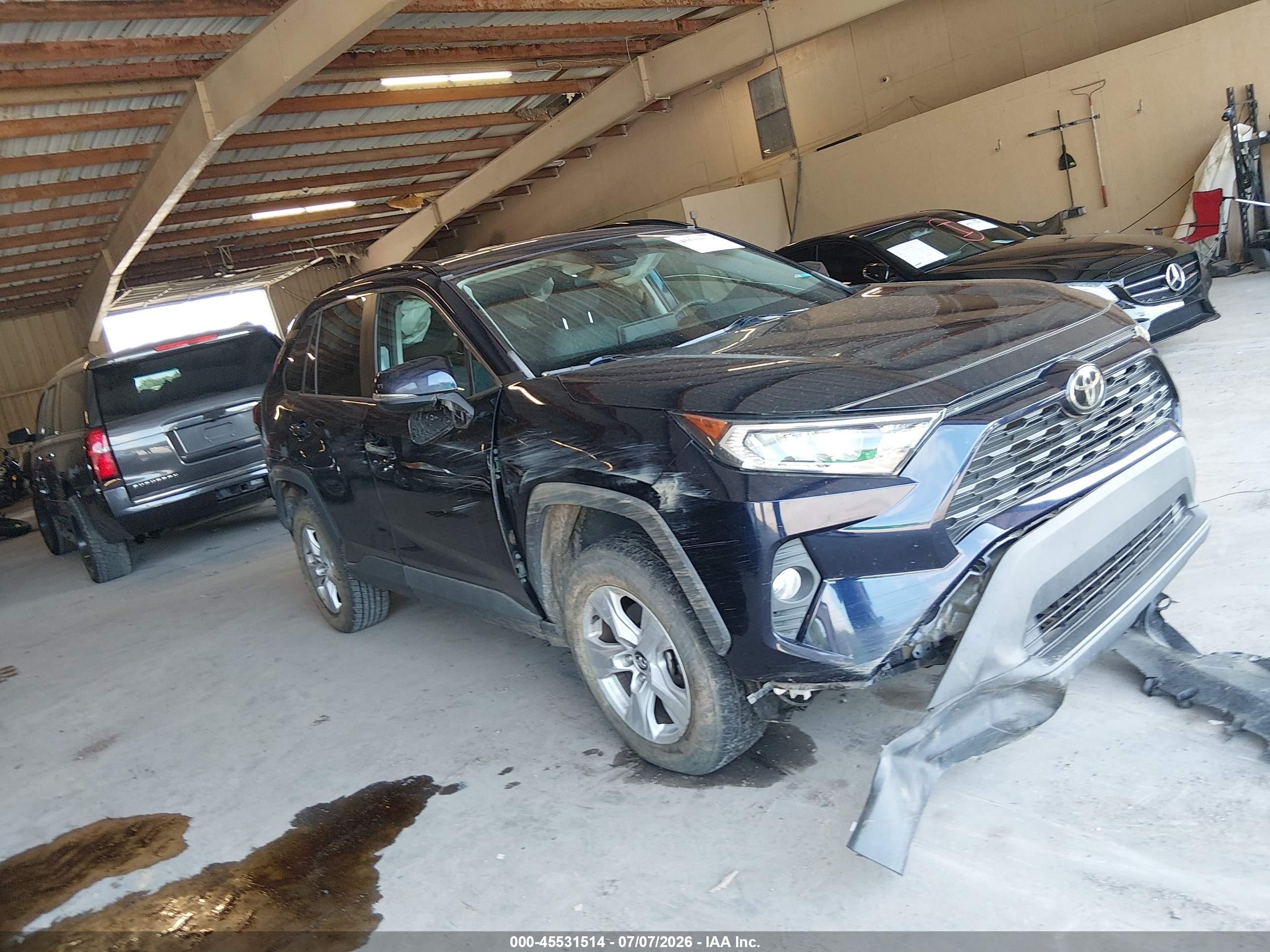 2020 Toyota RAV4 XLE, VIN 2T3W1RFV4LC044258 — Front end