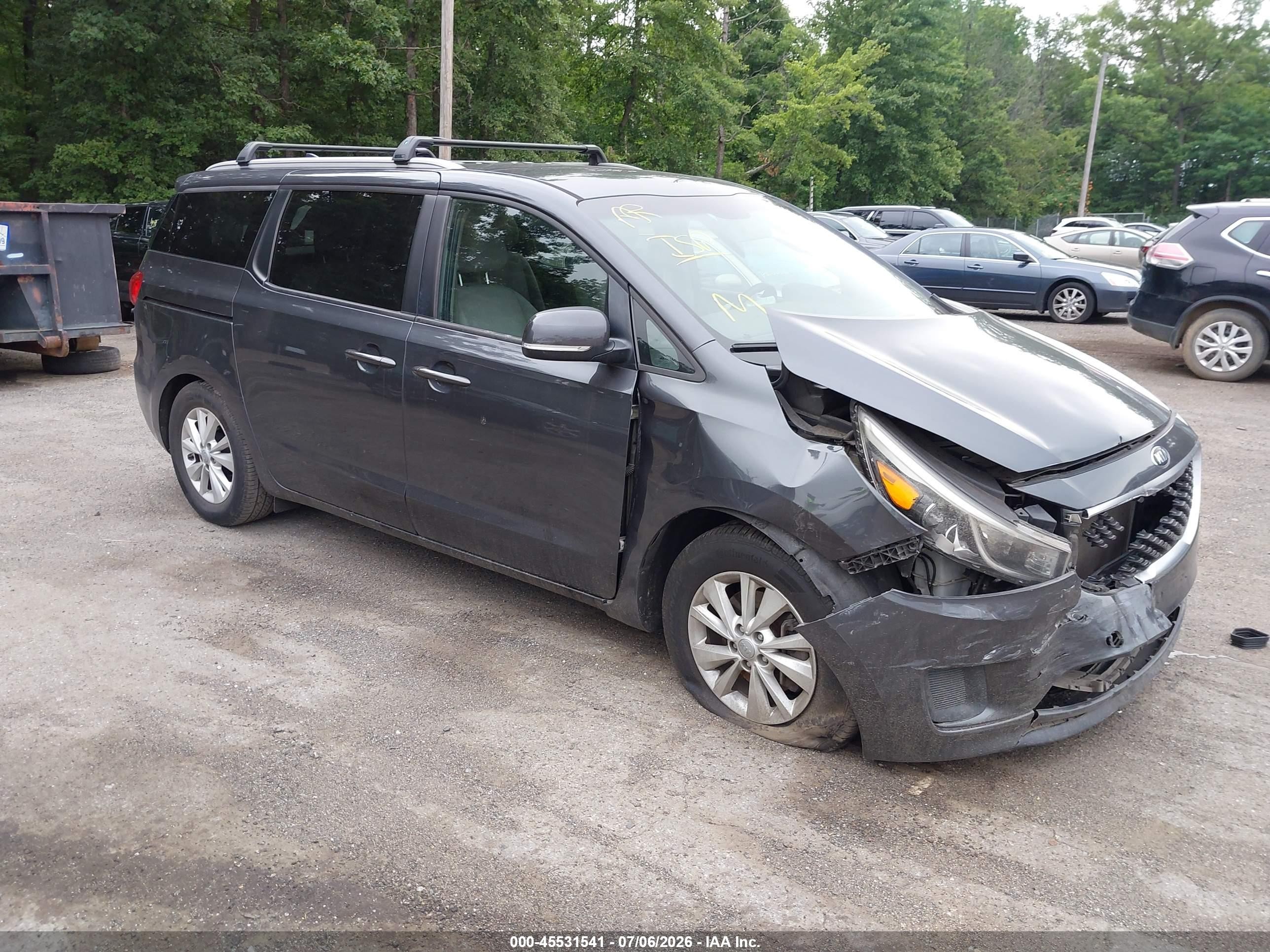 2015 Kia Sedona LX, VIN KNDMB5C10F6069290 — Перед