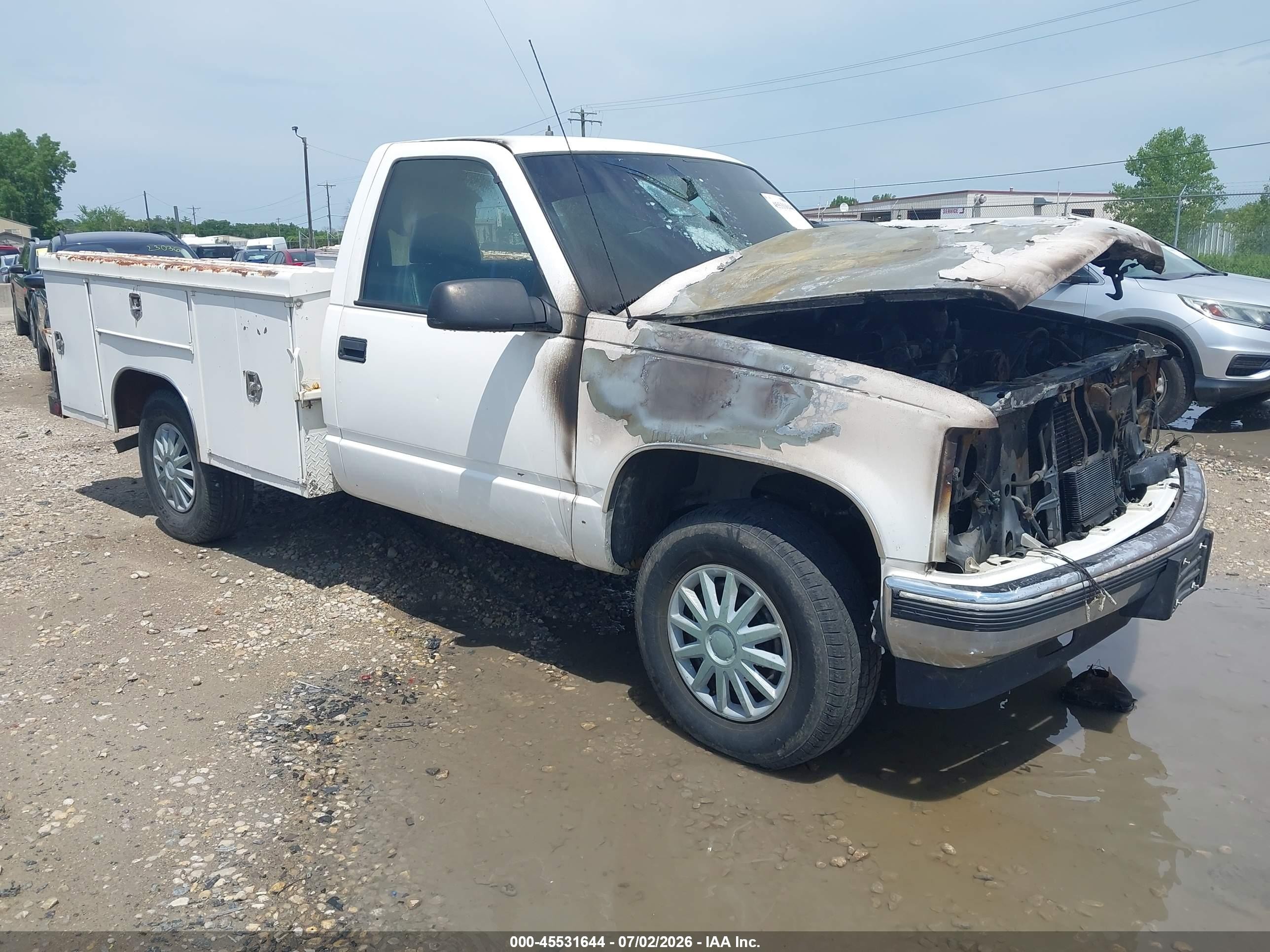 2000 Chevrolet Silverado 2500, VIN 1GCGC24R8YF503472 — Engine fire
