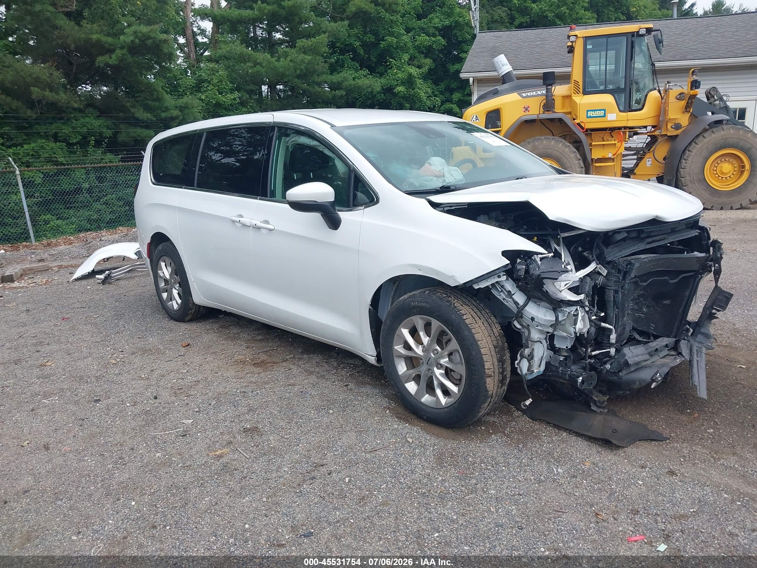 2023 Chrysler Pacifica Touring L, VIN 2C4RC3BG2PR513910 — Бок