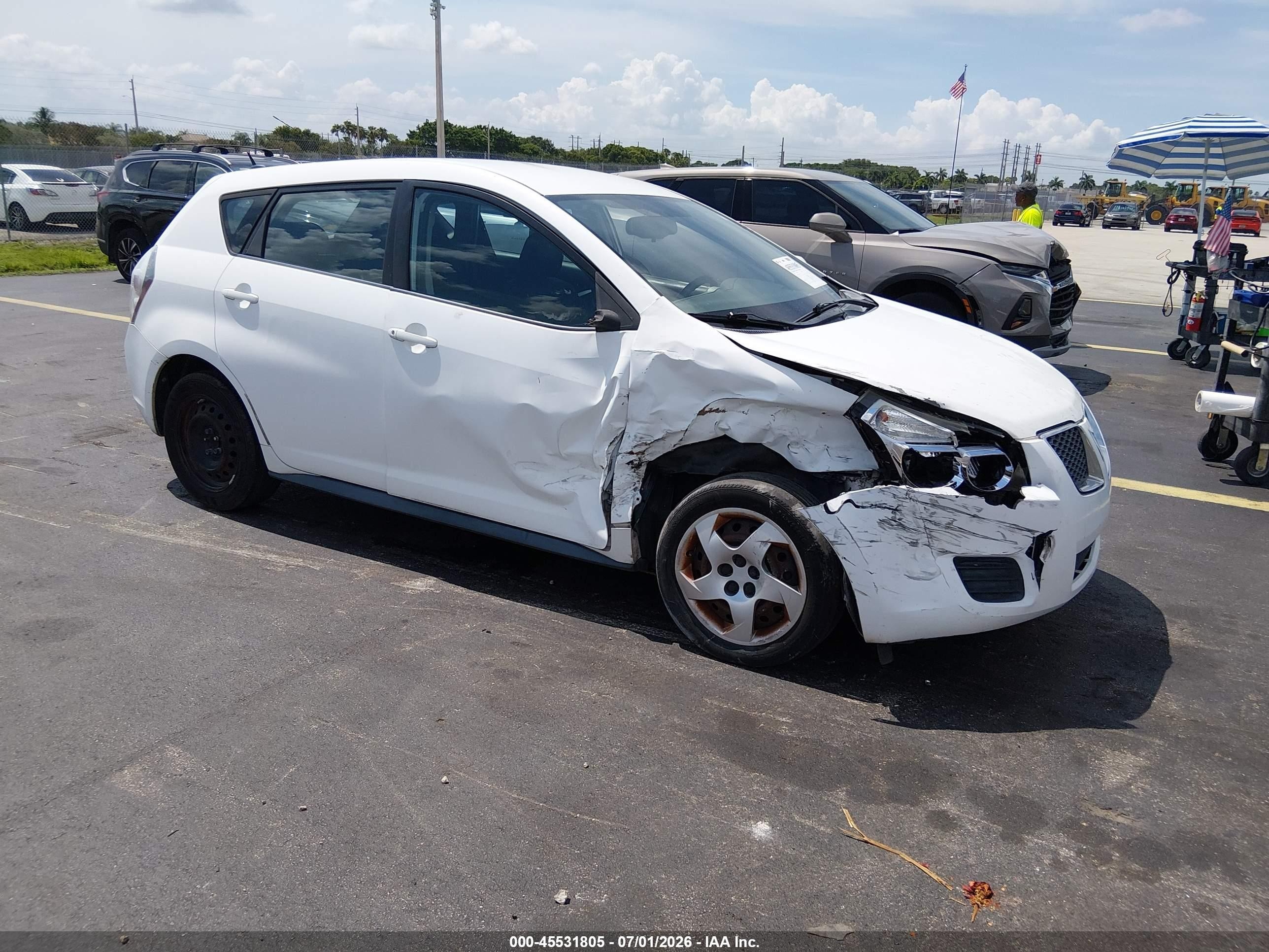 2010 Pontiac Vibe 1SA, VIN 5Y2SP6E8XAZ415586 — Side