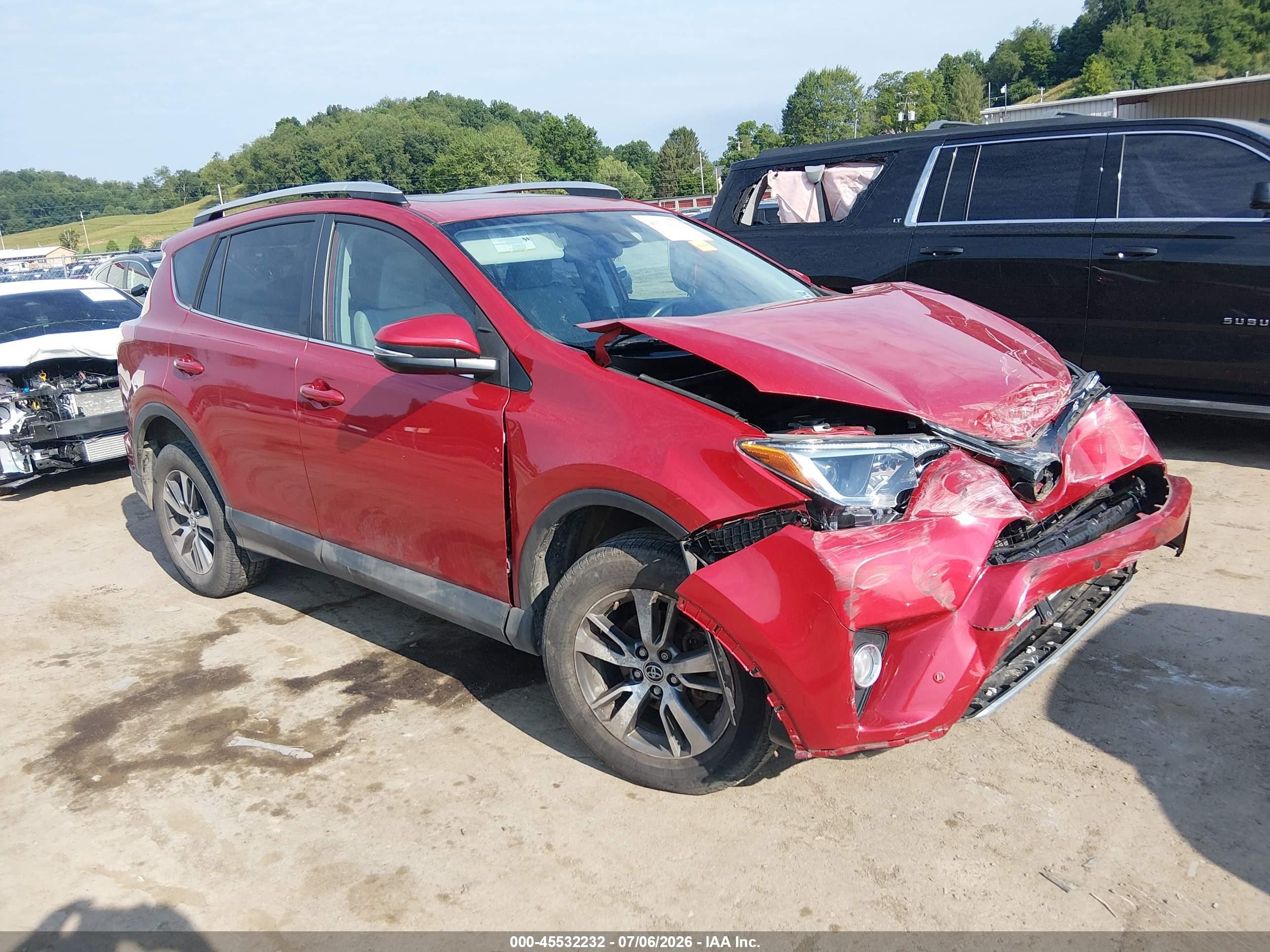 2016 Toyota RAV4 XLE, VIN 2T3RFREV5GW494828 — Front end