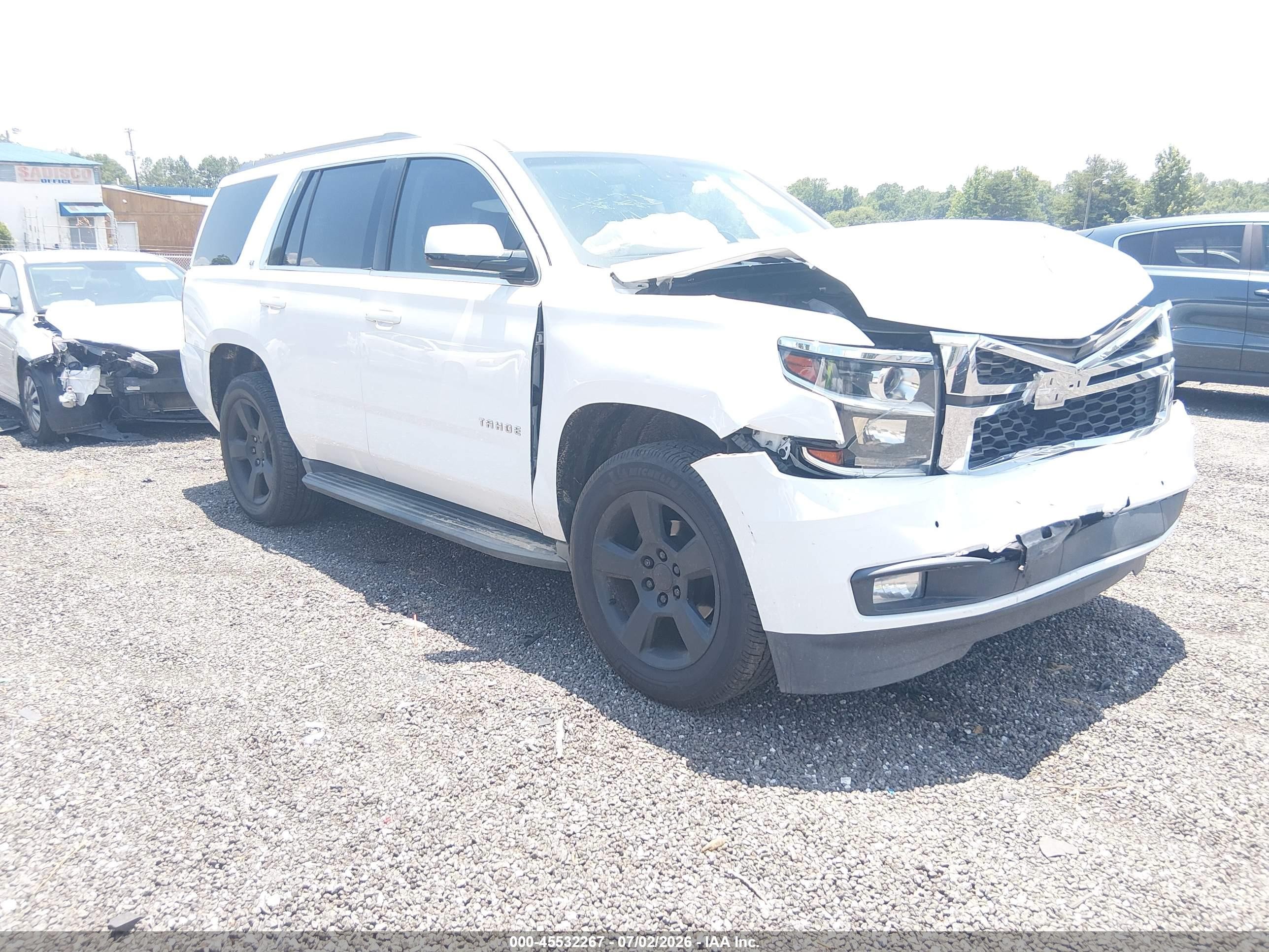 2016 Chevrolet Tahoe LT, VIN 1GNSCBKCXGR255593 — Перед