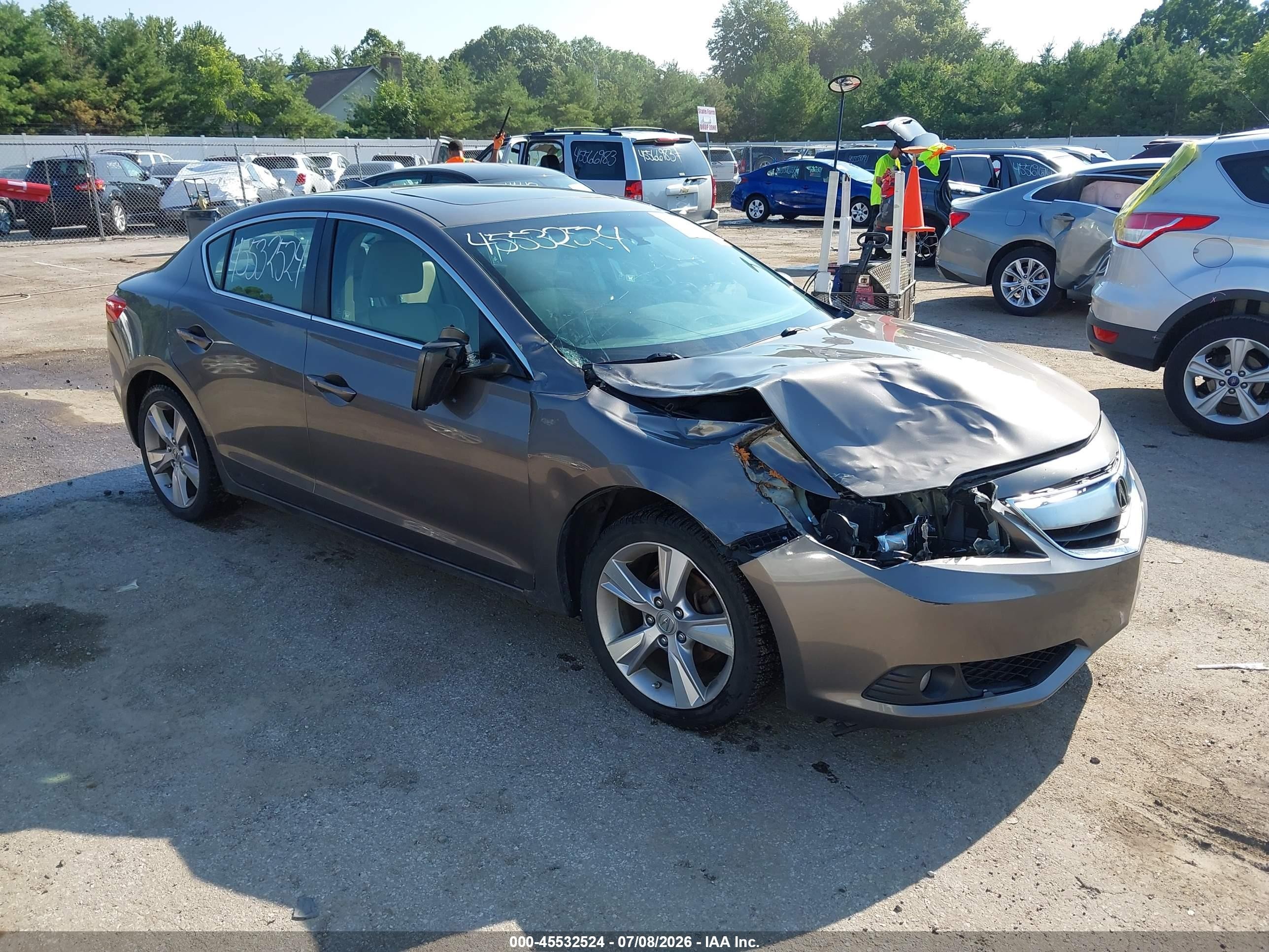 2013 Acura ILX Premium, VIN 19VDE1F52DE013768 — Front end