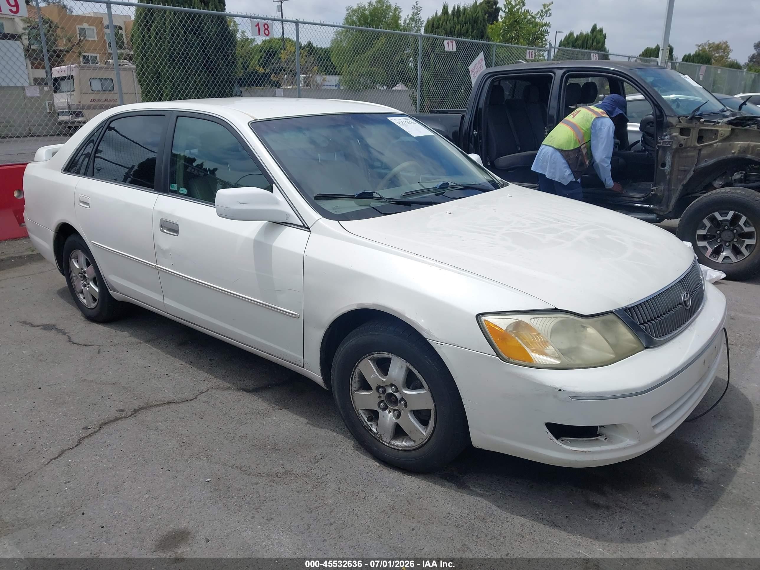 2001 Toyota Avalon XLS, VIN 4T1BF28BX1U161132 — Бок