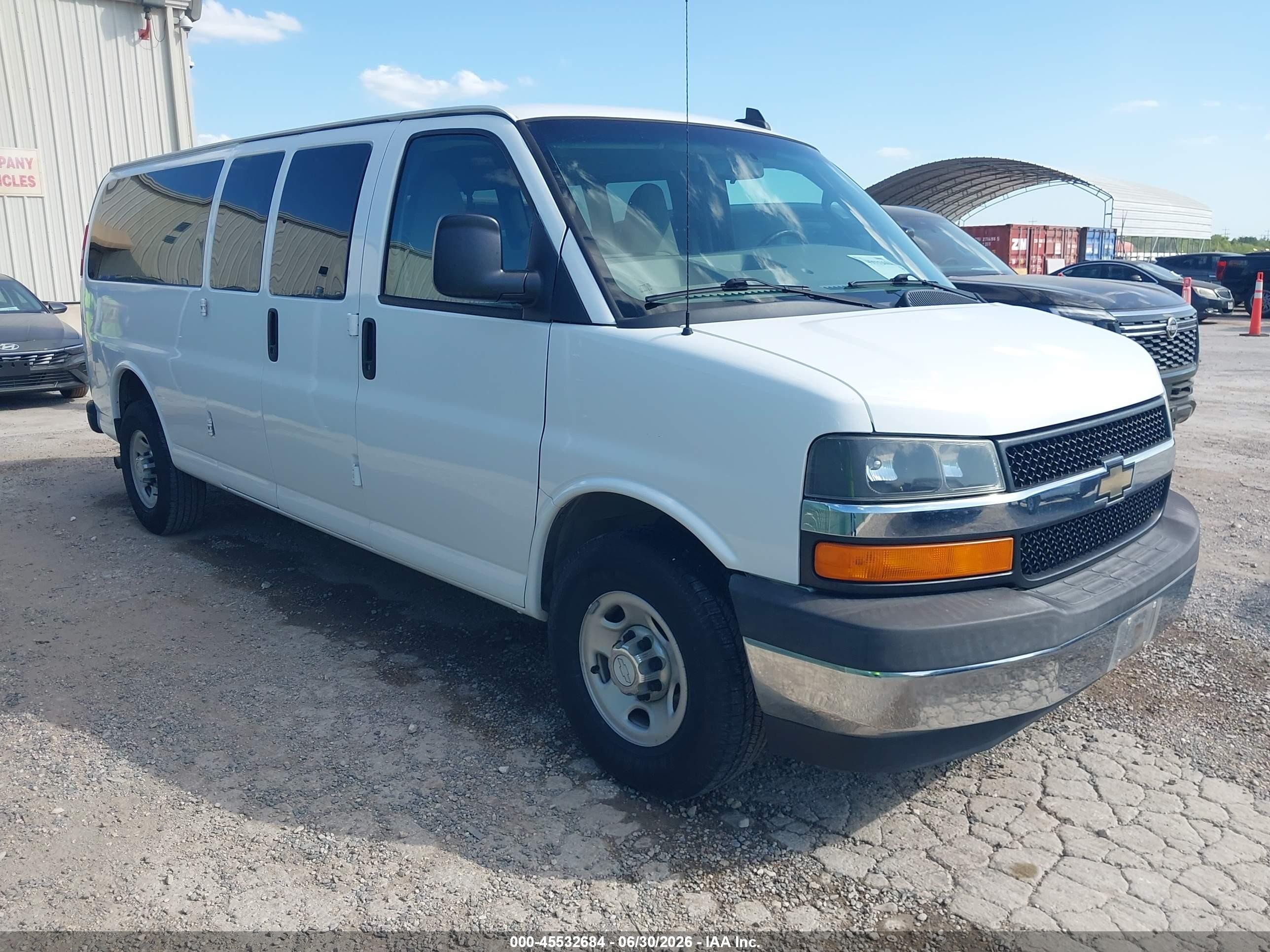 2017 Chevrolet Express Passenger LT, VIN 1GAZGPFF3H1101751 — Normal wear