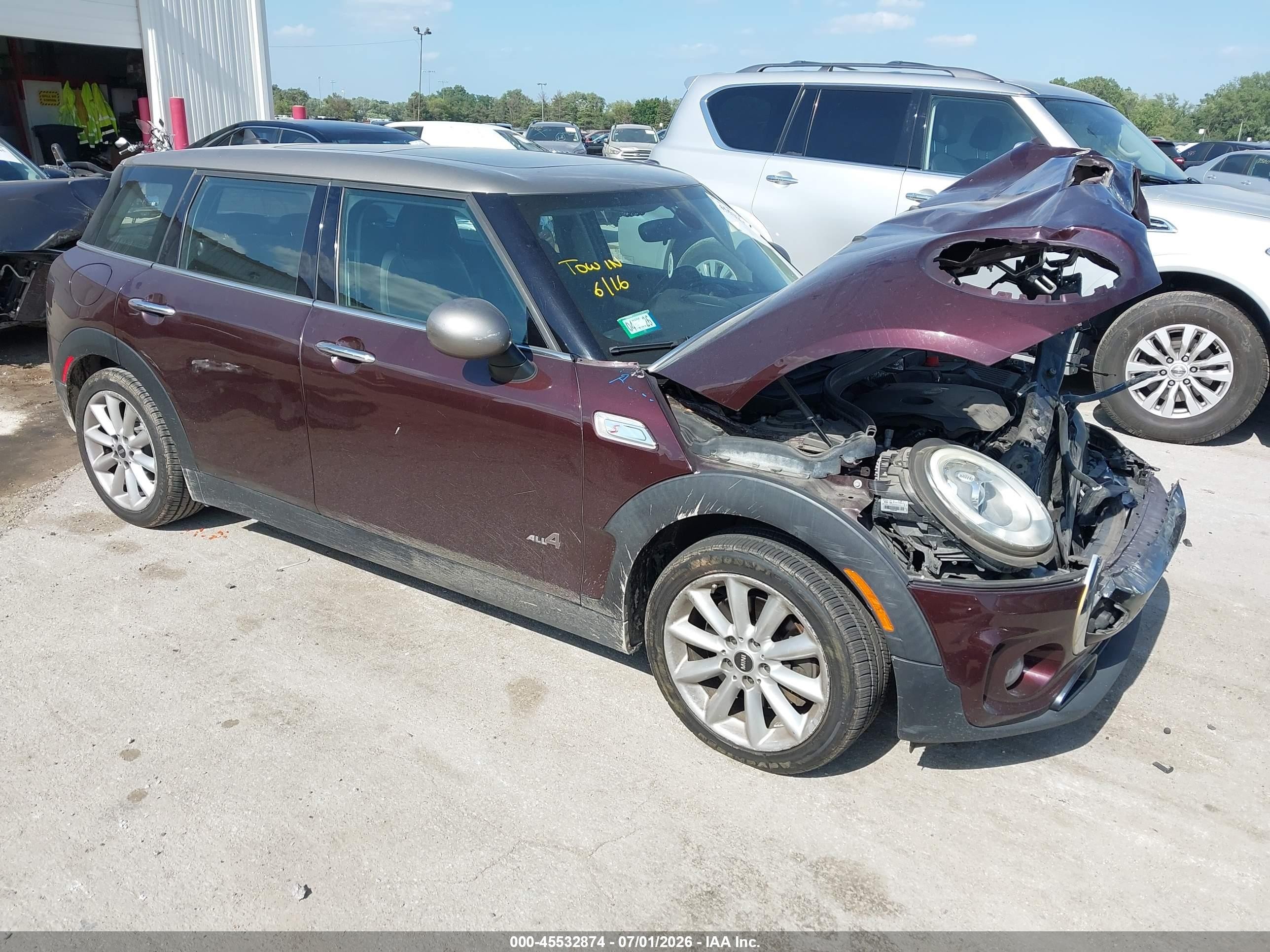 2017 MINI Clubman Cooper S, VIN WMWLU5C5XH2E82739 — Перед