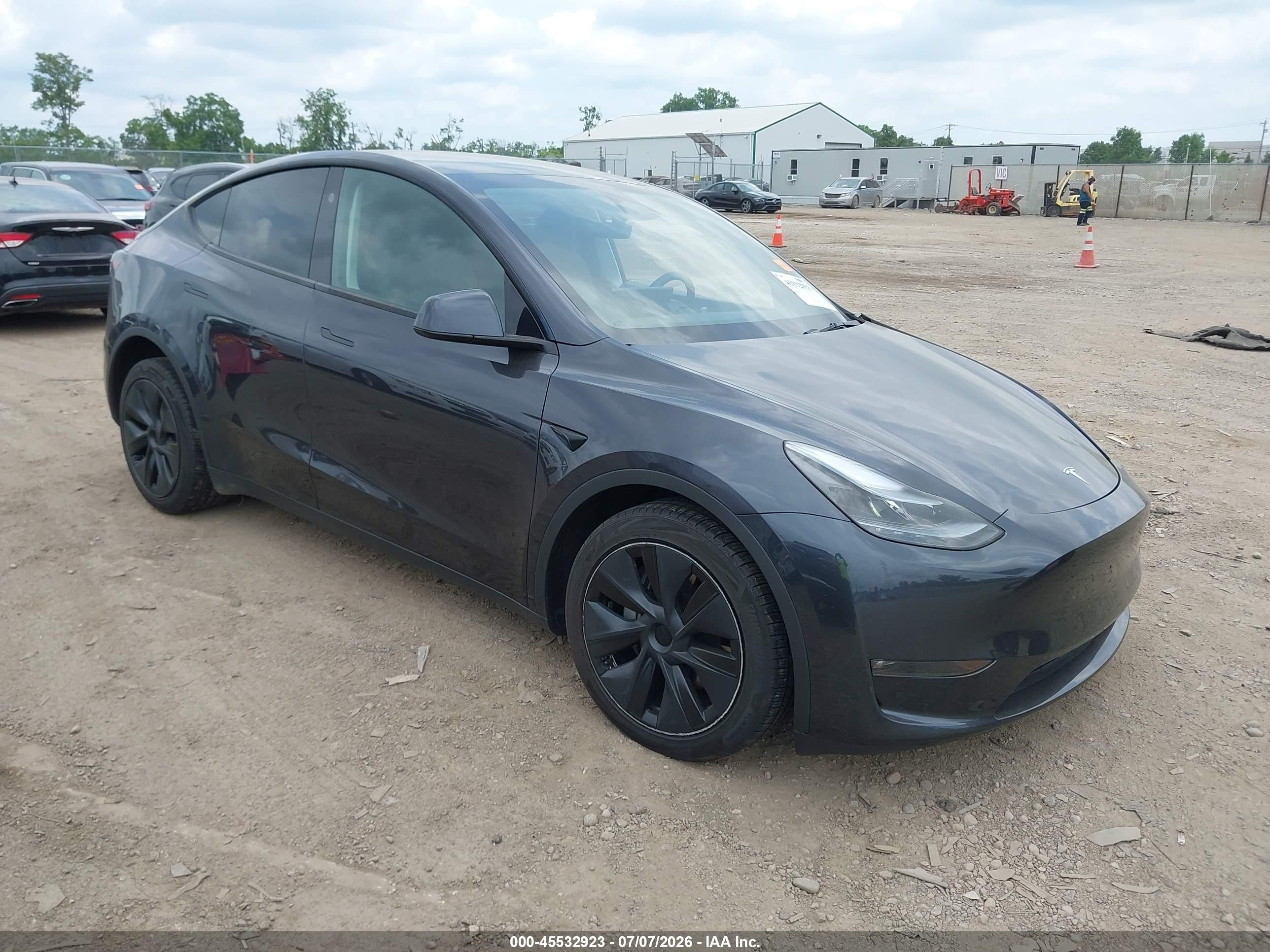 2024 Tesla Model Y Long Range, VIN 7SAYGDEE4RF128608 — All over