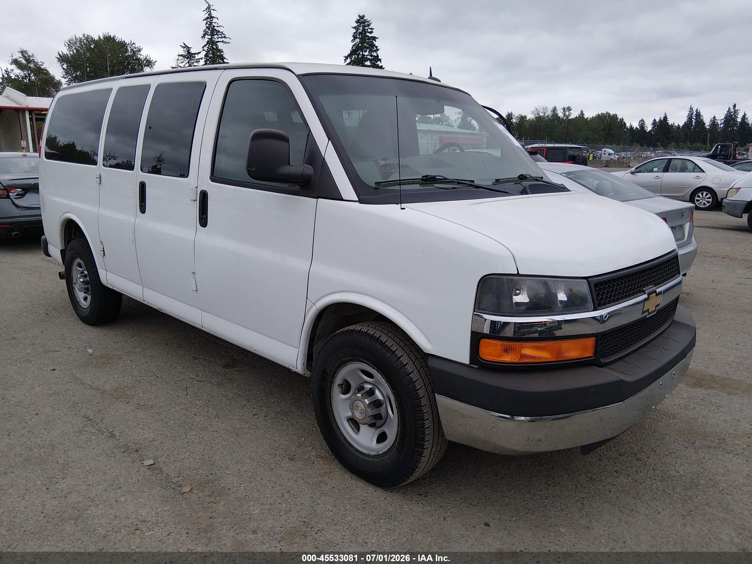 2013 Chevrolet Express Passenger 1LT, VIN 1GAWGRFG2D1171176 — Front end