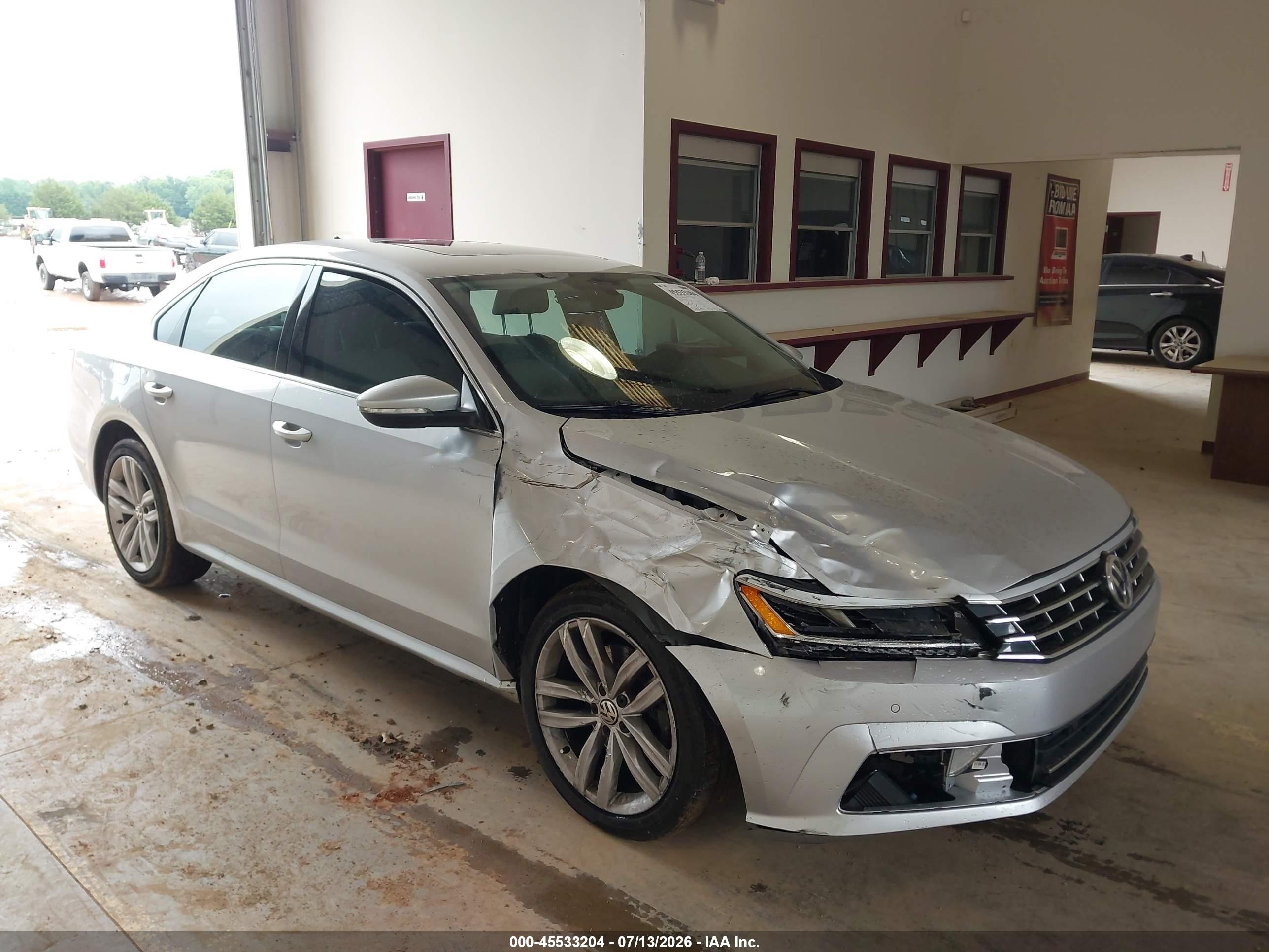 2018 Volkswagen Passat SE, VIN 1VWBA7A31JC001453 — Front end