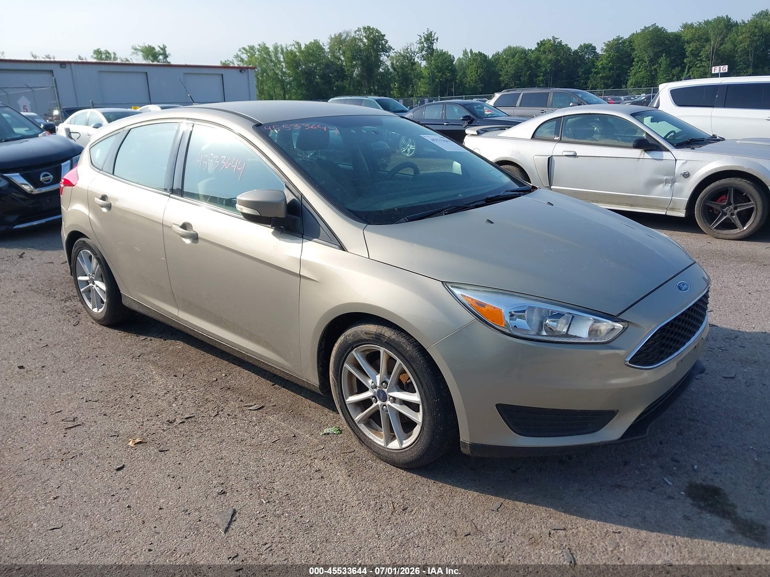 2016 Ford Focus SE, VIN 1FADP3K29GL248419 — Normal wear