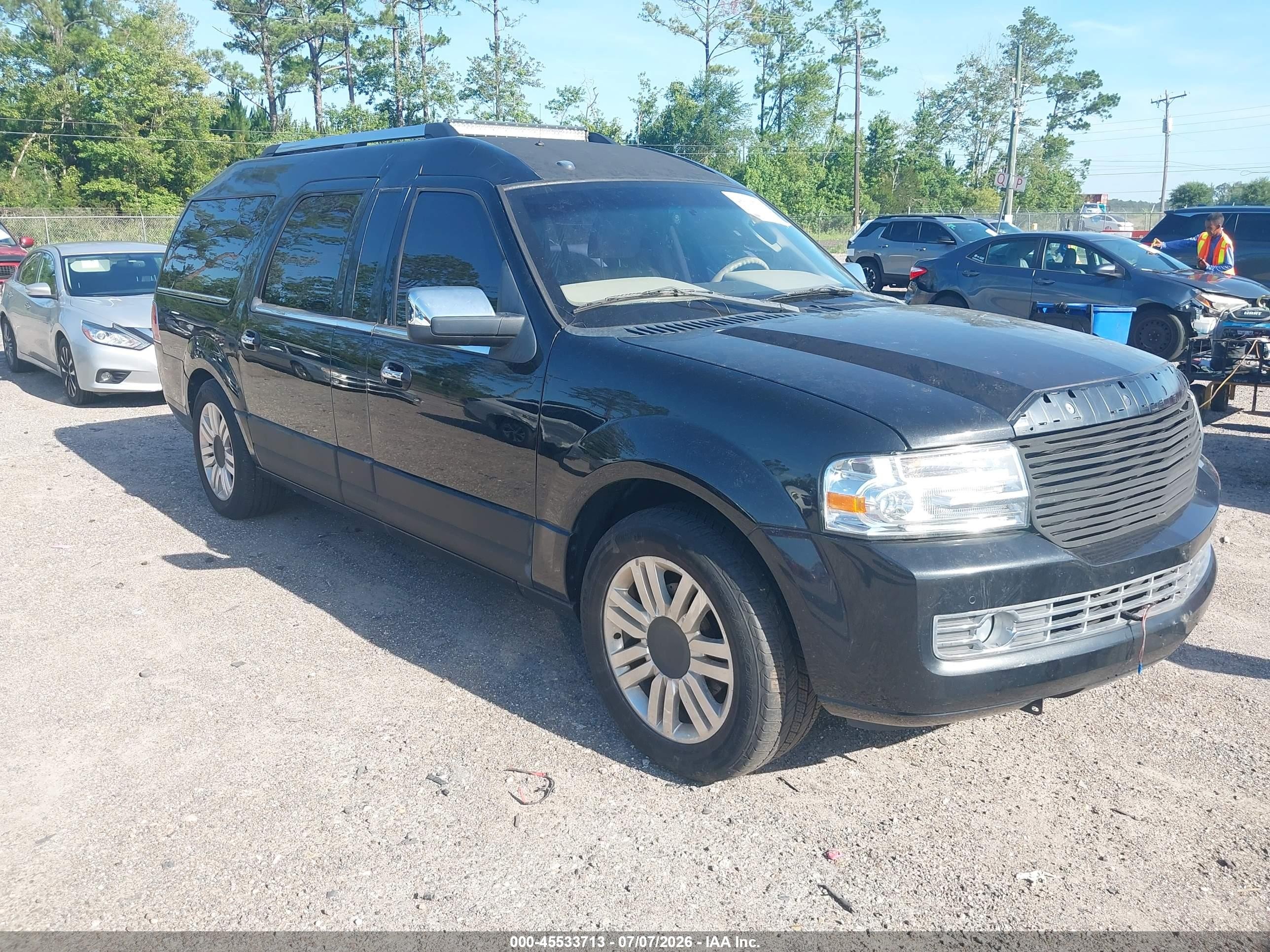 2014 Lincoln Navigator, VIN 5LMJJ3J57EEL03230 — Front end