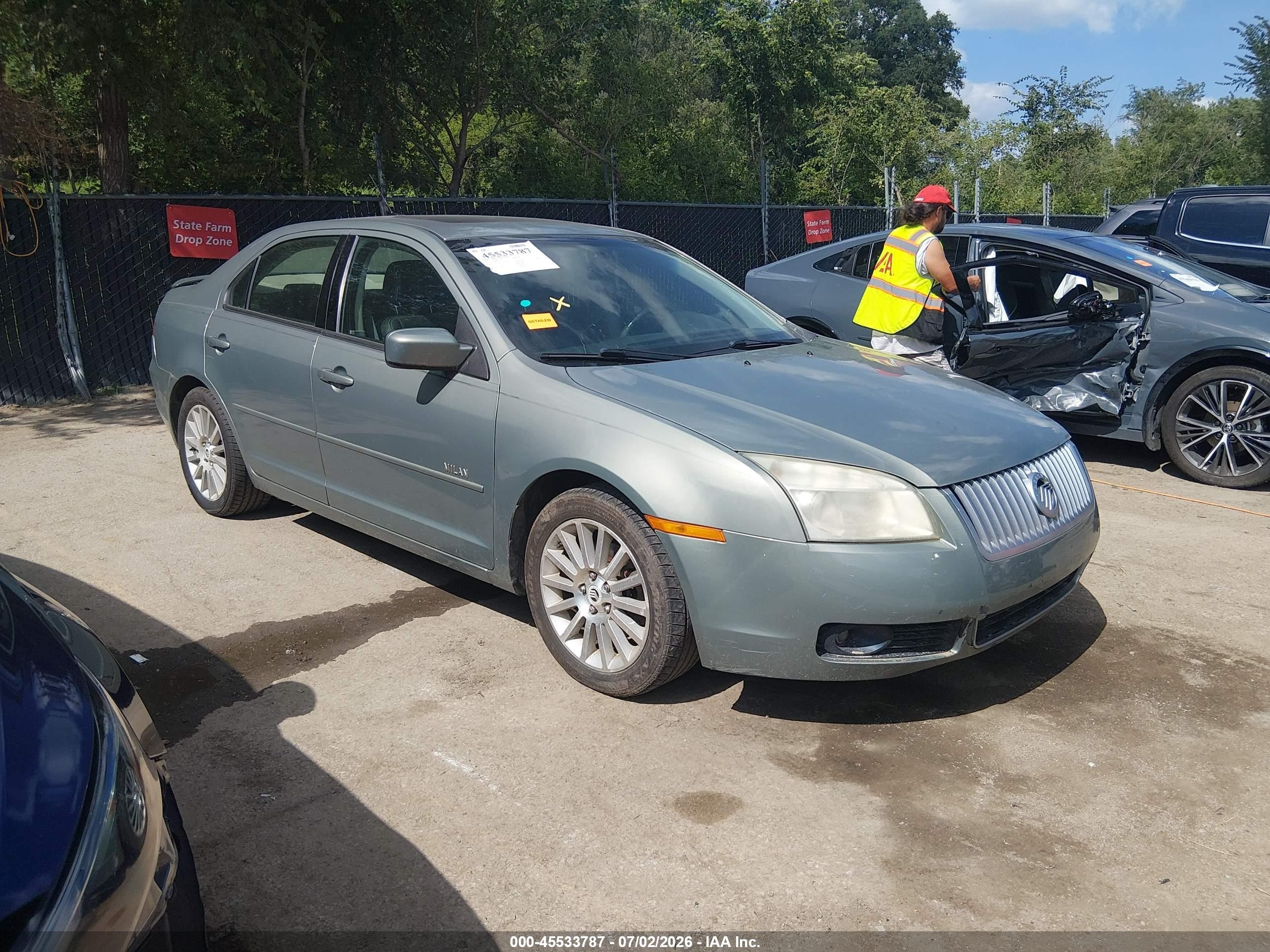 2008 Mercury Milan Premier, VIN 3MEHM08Z08R630539 — Side